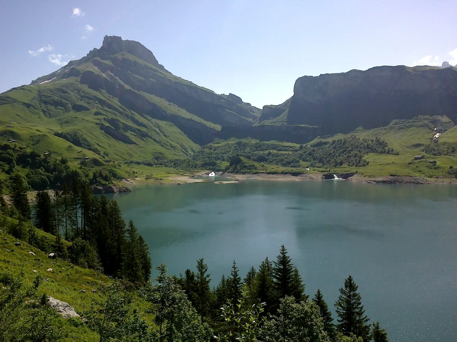 Lac de Roselend à Beaufort — À 933 m du lac
