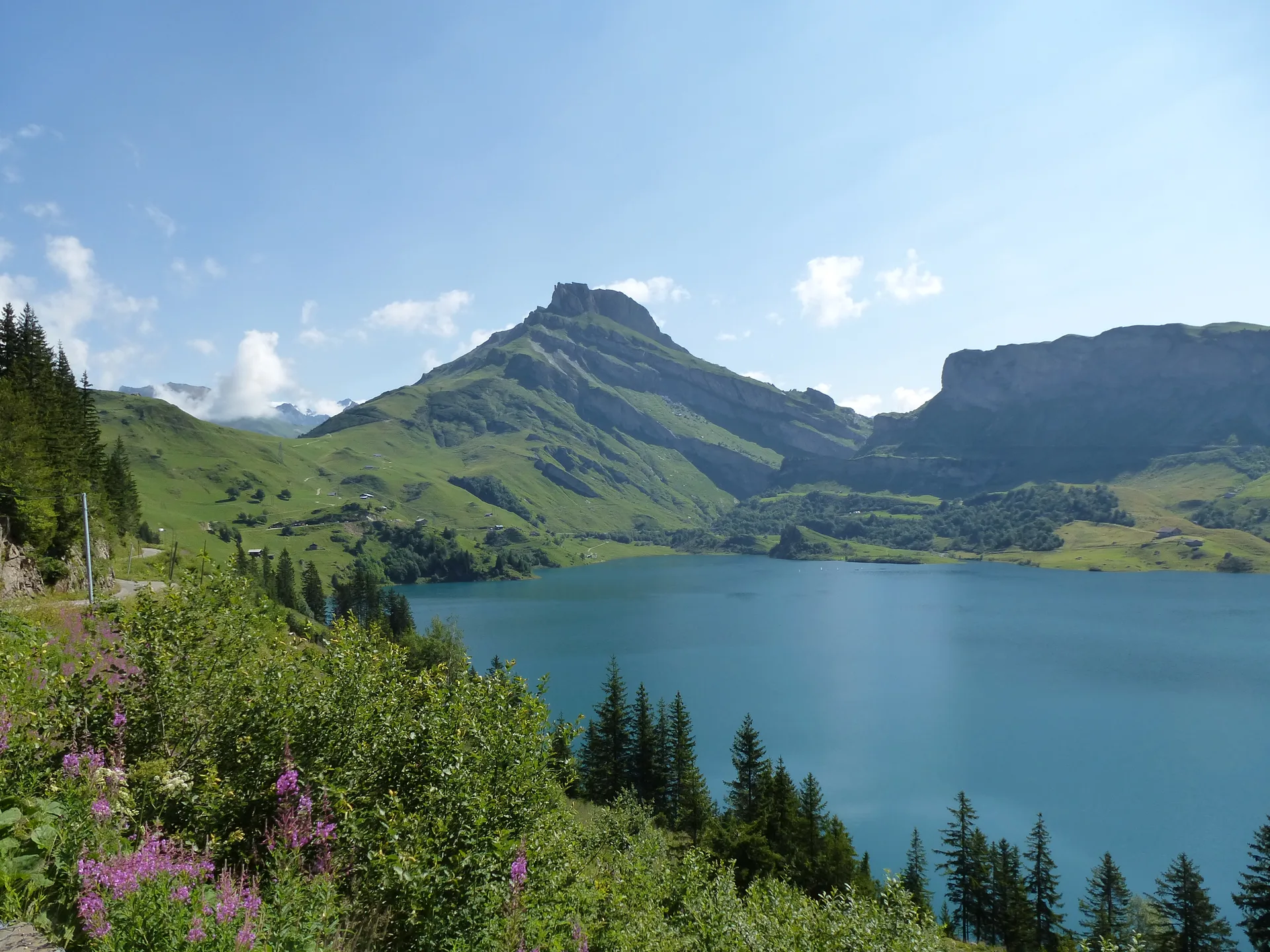 Lac de Roselend à Beaufort — À 943 m du lac