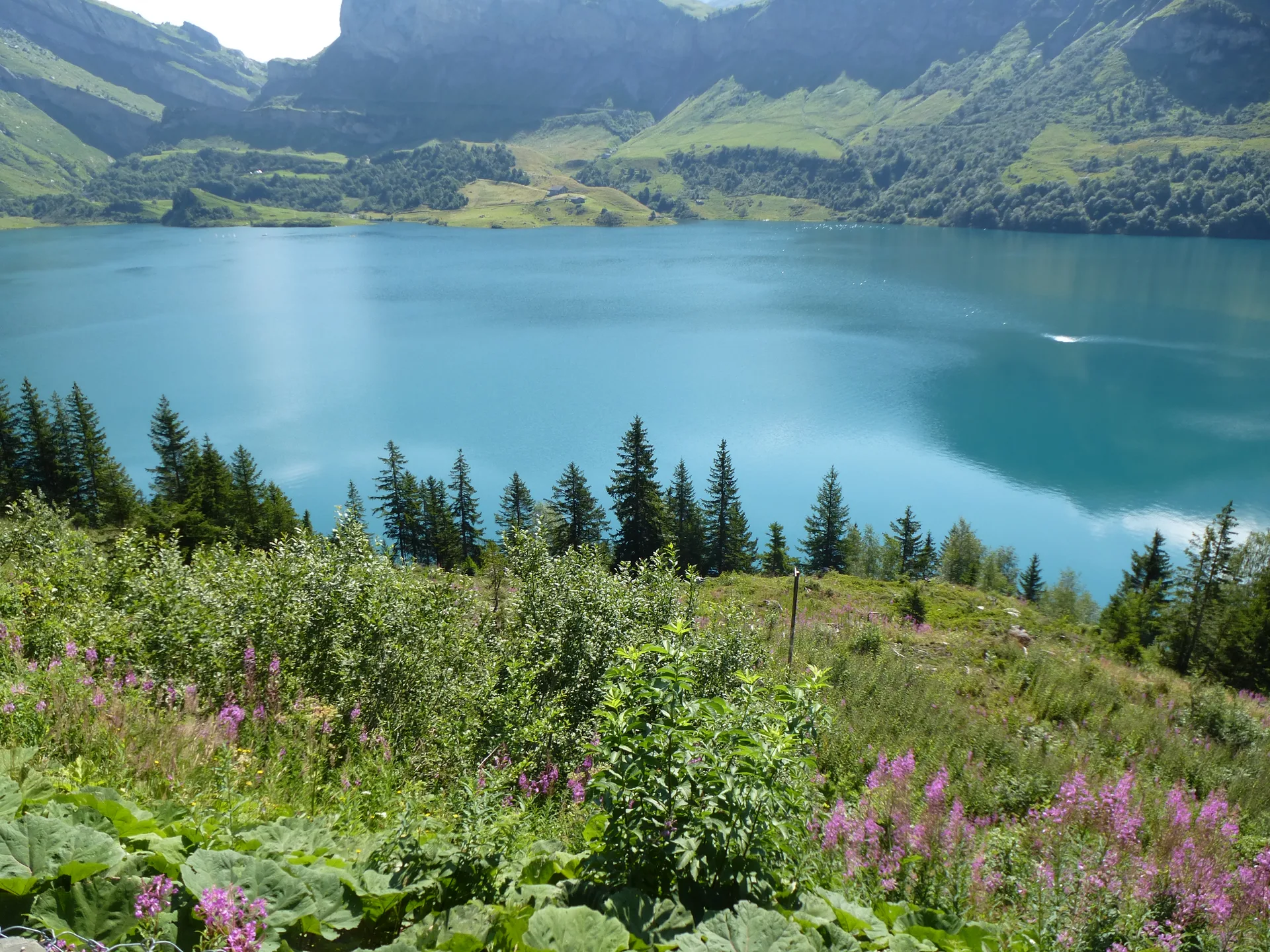 Lac de Roselend à Beaufort — À 966 m du lac