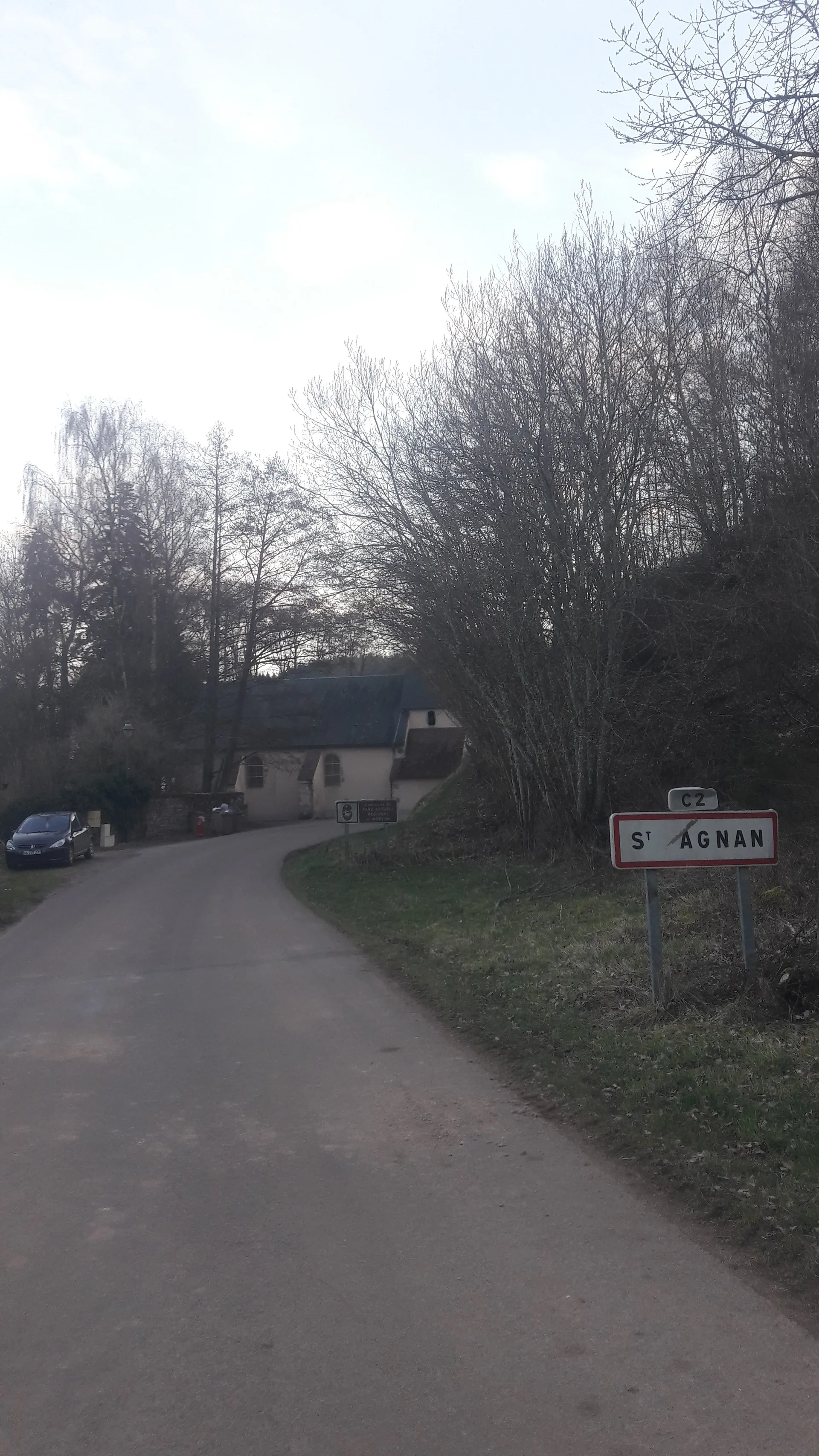 Lac de Saint-Agnan à Saint-Agnan-en-Morvan — À 1,1 km du lac