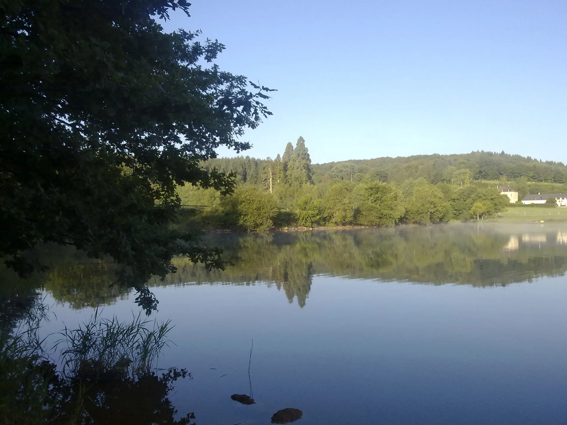 Lac de Saint-Agnan à Saint-Agnan-en-Morvan — À 1,2 km du lac