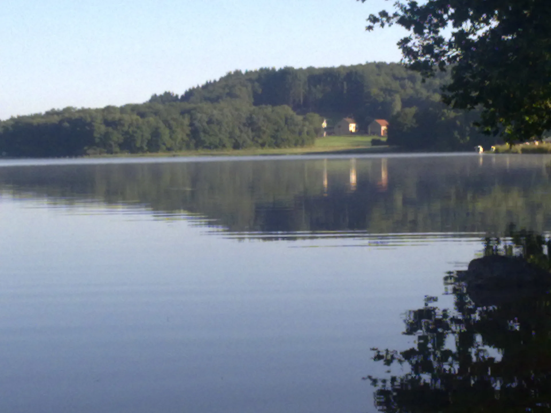 Lac de Saint-Agnan à Saint-Agnan-en-Morvan — À 1,2 km du lac