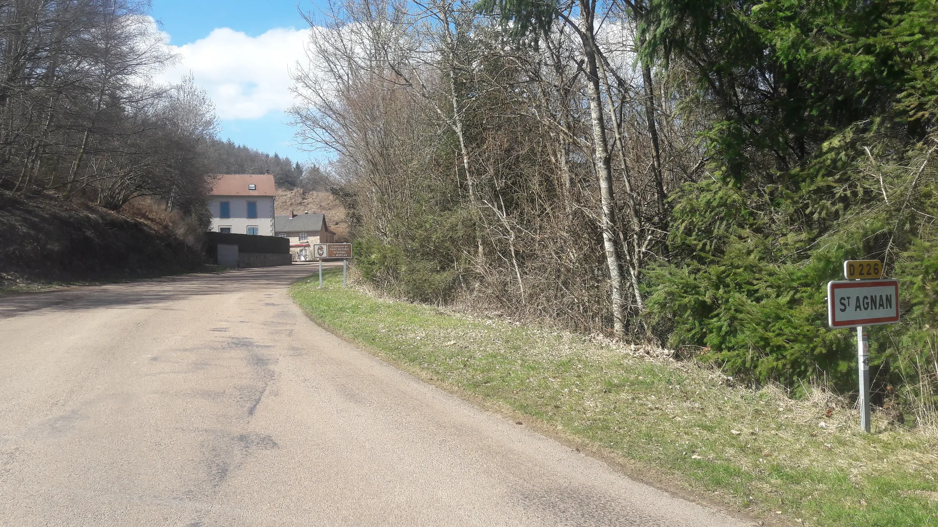 Lac de Saint-Agnan à Saint-Agnan-en-Morvan — À 1,4 km du lac