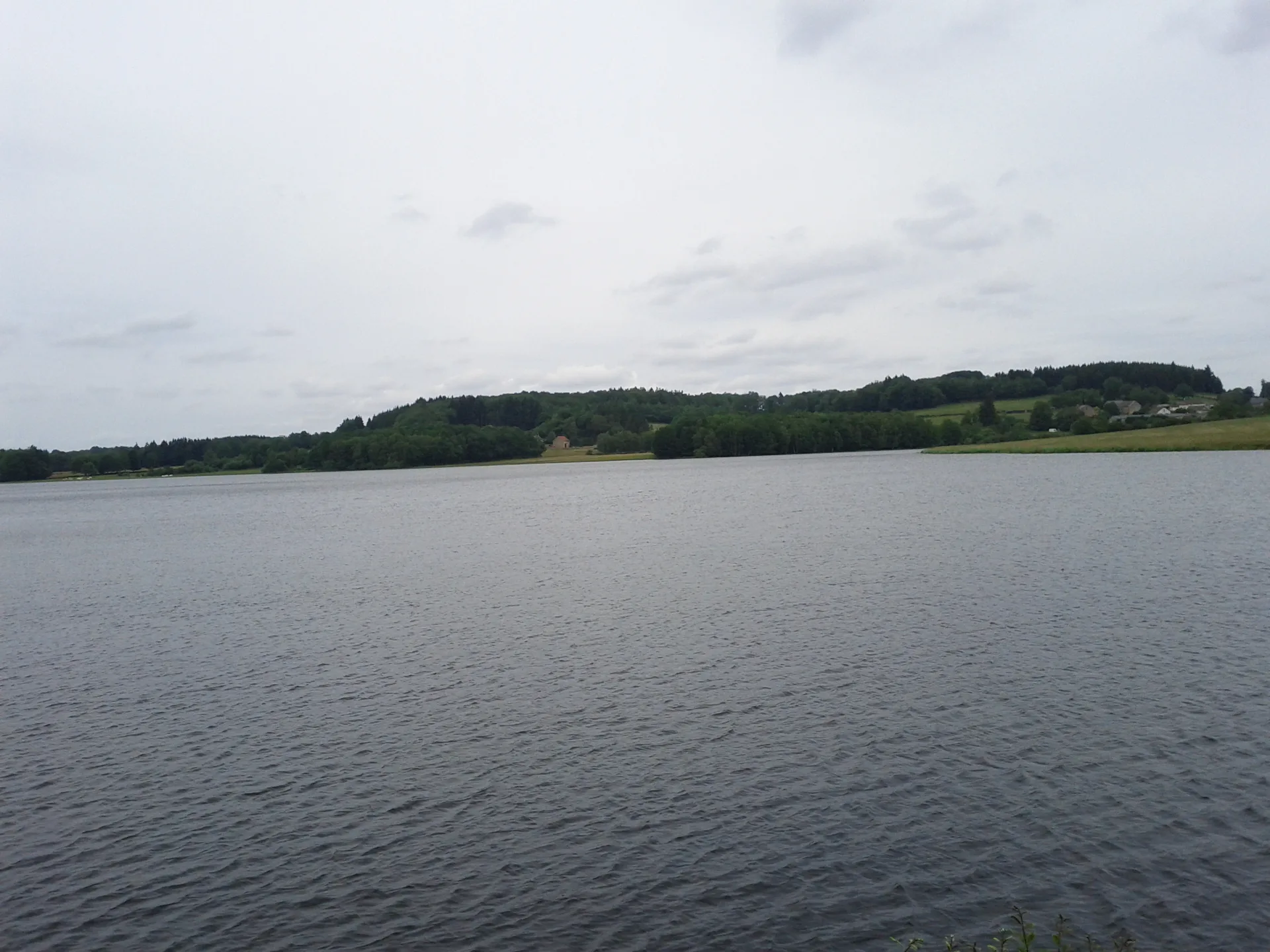 Lac de Saint-Agnan à Saint-Agnan-en-Morvan — À 1,4 km du lac