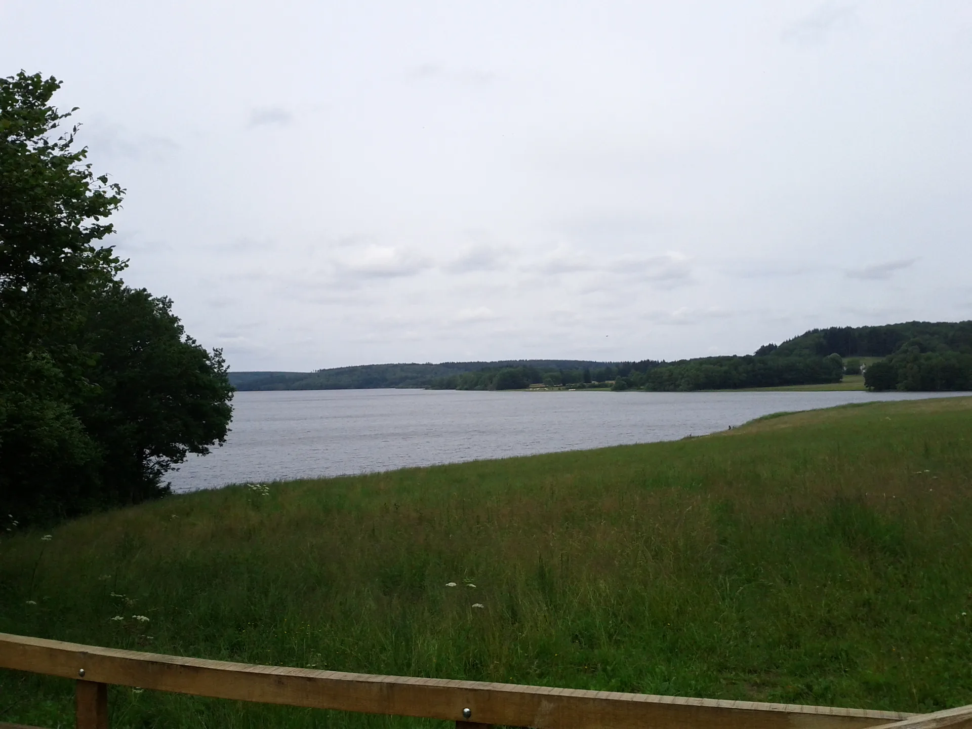 Lac de Saint-Agnan à Saint-Agnan-en-Morvan — À 1,5 km du lac