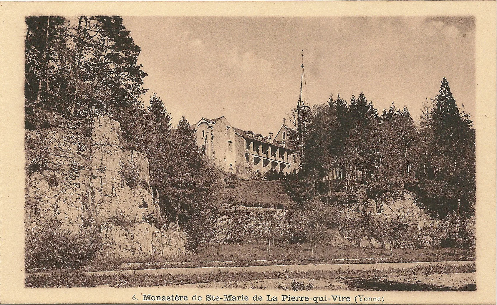 Lac de Saint-Agnan à Saint-Agnan-en-Morvan — À 3,8 km du lac