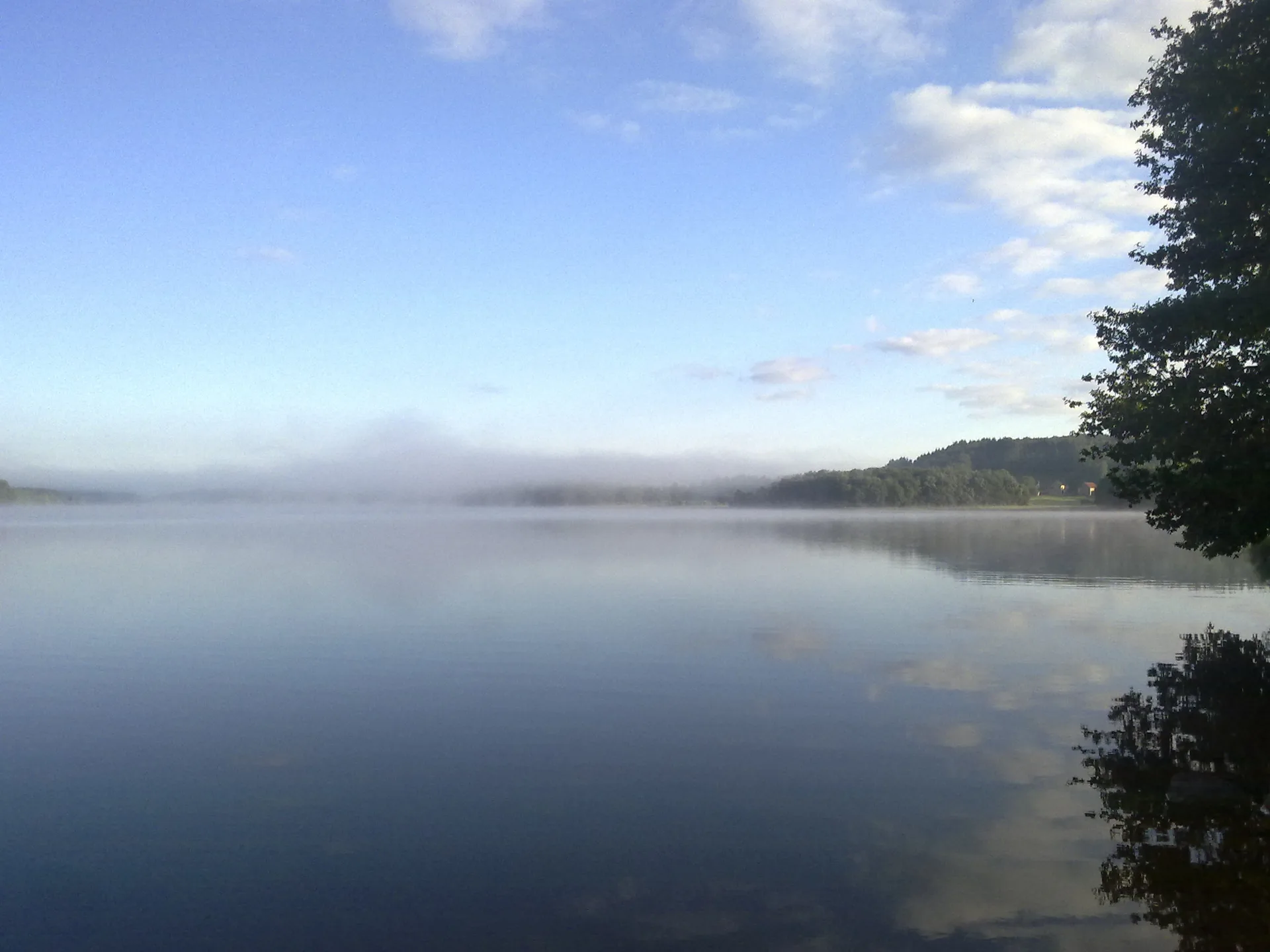 Lac de Saint-Agnan à Saint-Agnan-en-Morvan — À 1,2 km du lac