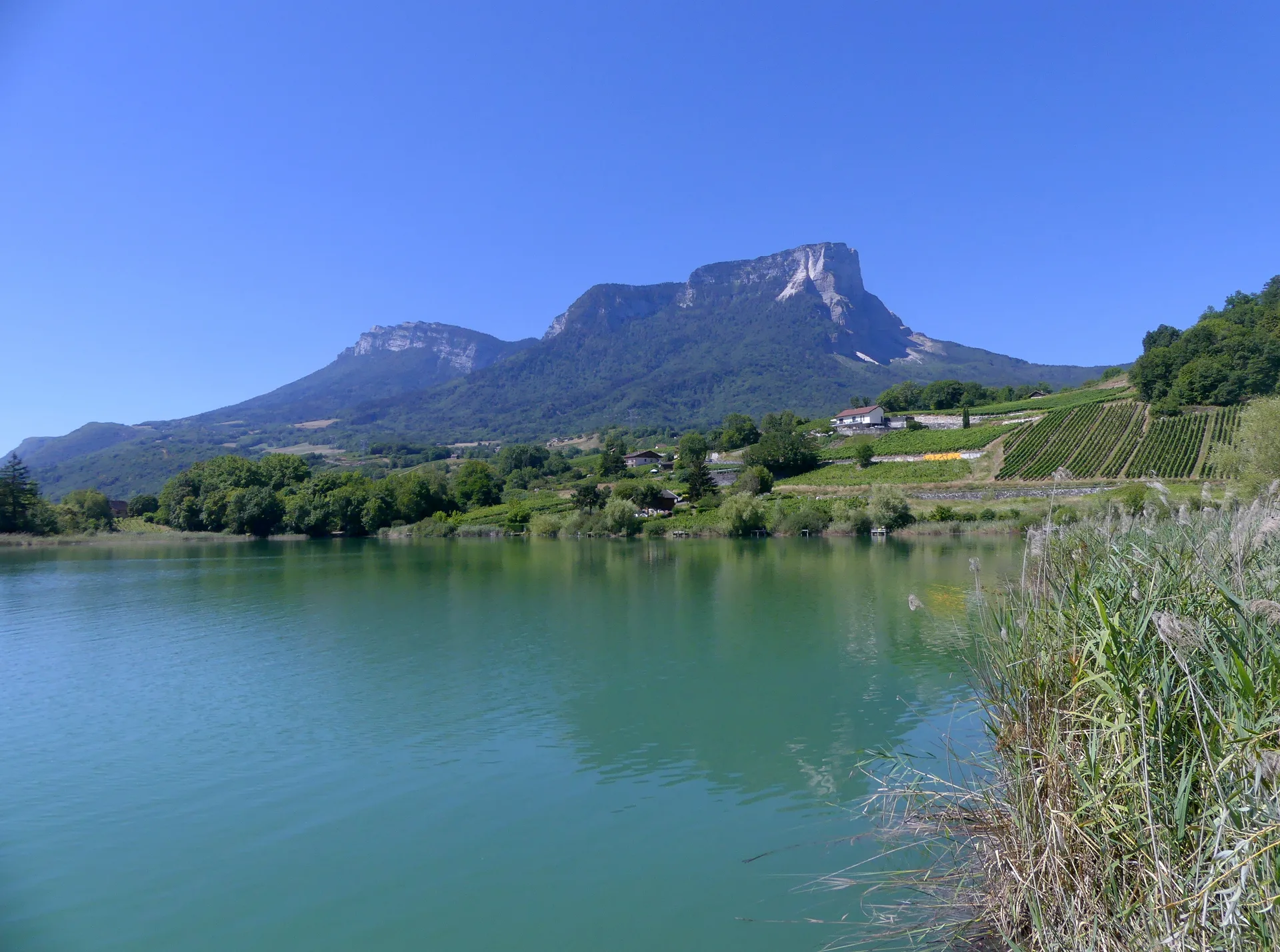 Lac de Saint-André à Porte-de-Savoie — Sur le lac