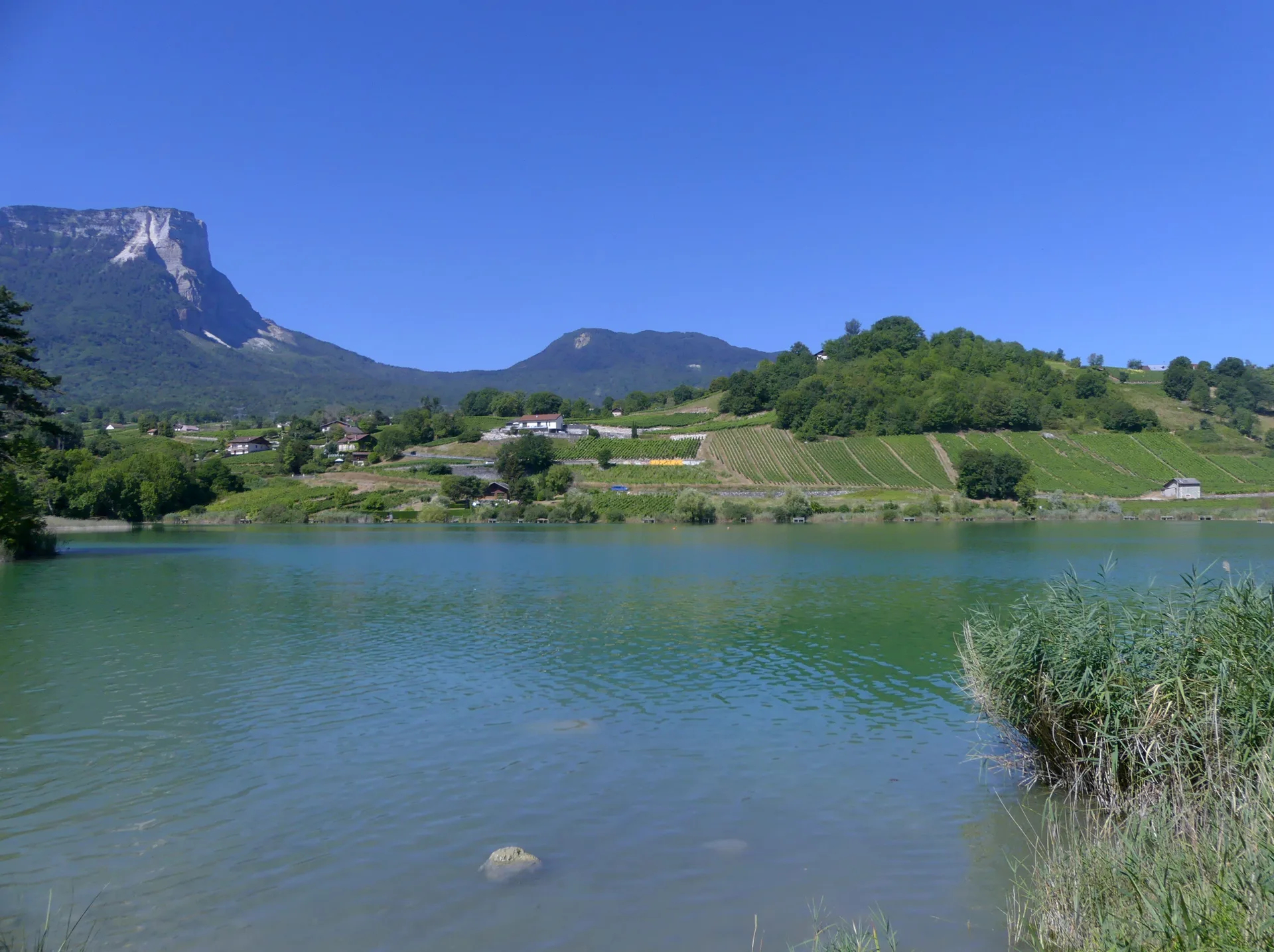 Lac de Saint-André à Porte-de-Savoie — Sur le lac