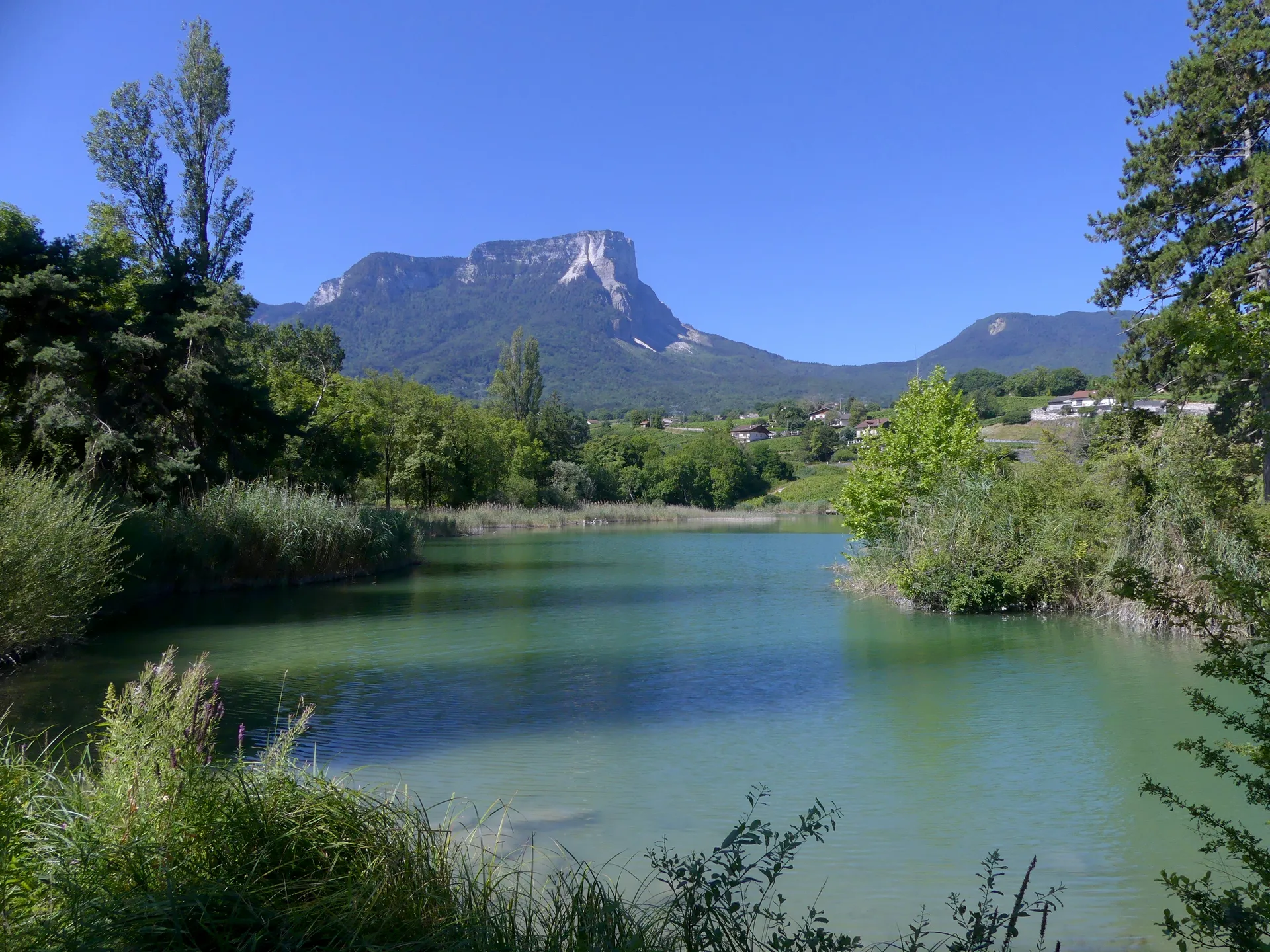 Lac de Saint-André à Porte-de-Savoie — Sur le lac