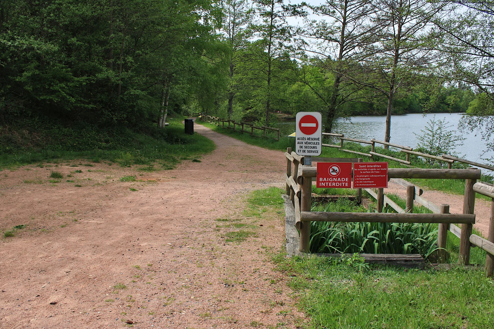Lac de Saint Clément à Le Mayet-de-Montagne — Sur le lac