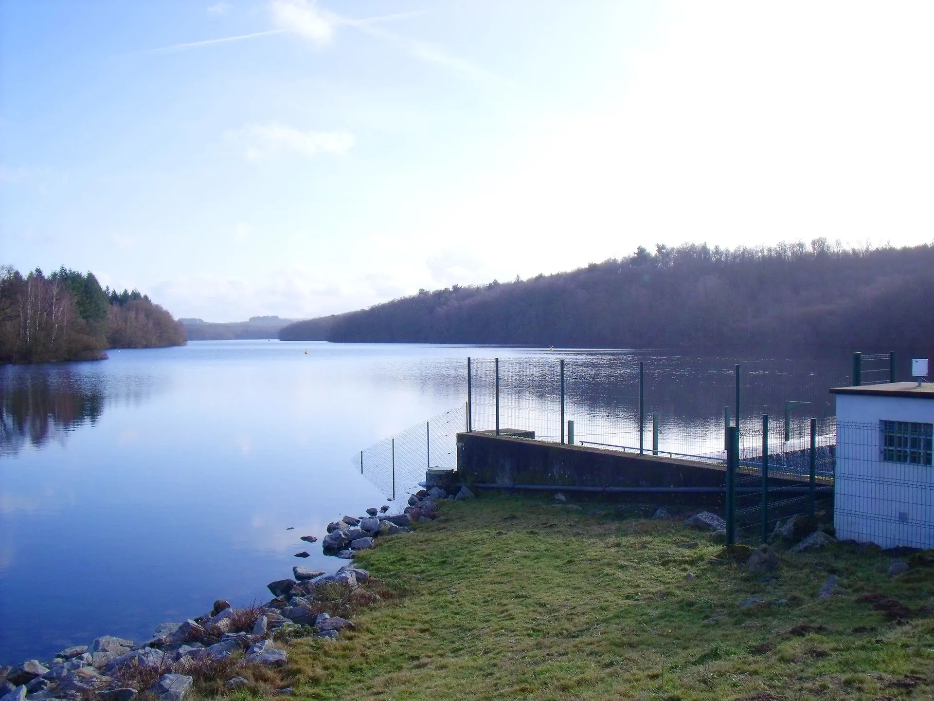 Lac de Saint Pardoux 01 à Saint-Pardoux-le-Lac — À 693 m du lac