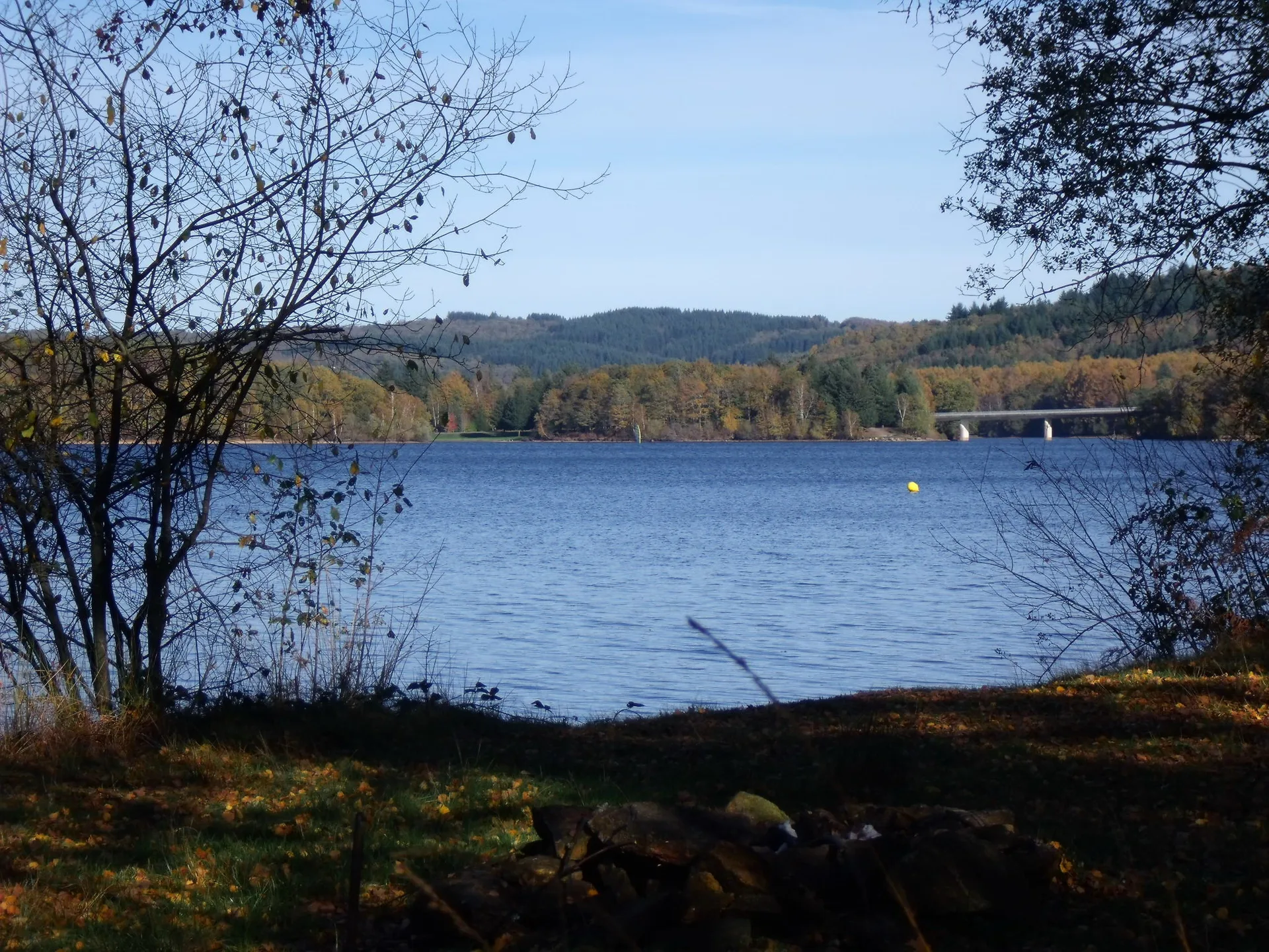 Lac de Saint Pardoux 01 à Saint-Pardoux-le-Lac — À 2,0 km du lac