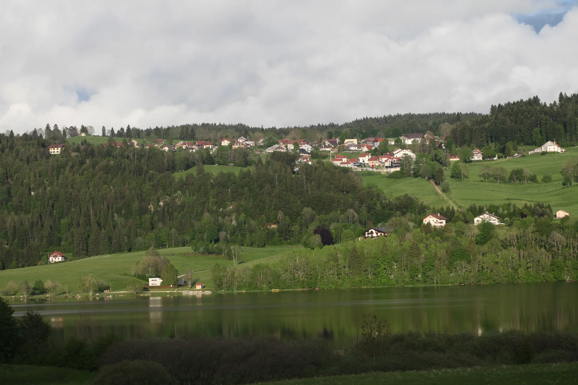 Lac de Saint-Point à Saint-Point-Lac — À 2,4 km du lac