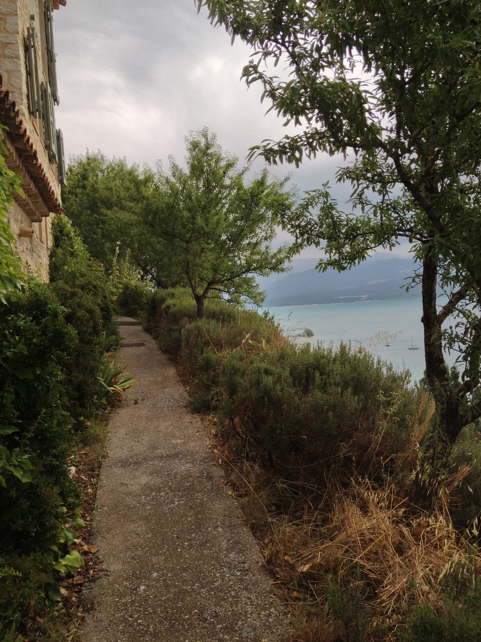 Lac de Sainte Croix à Sainte-Croix-du-Verdon — À 1,5 km du lac