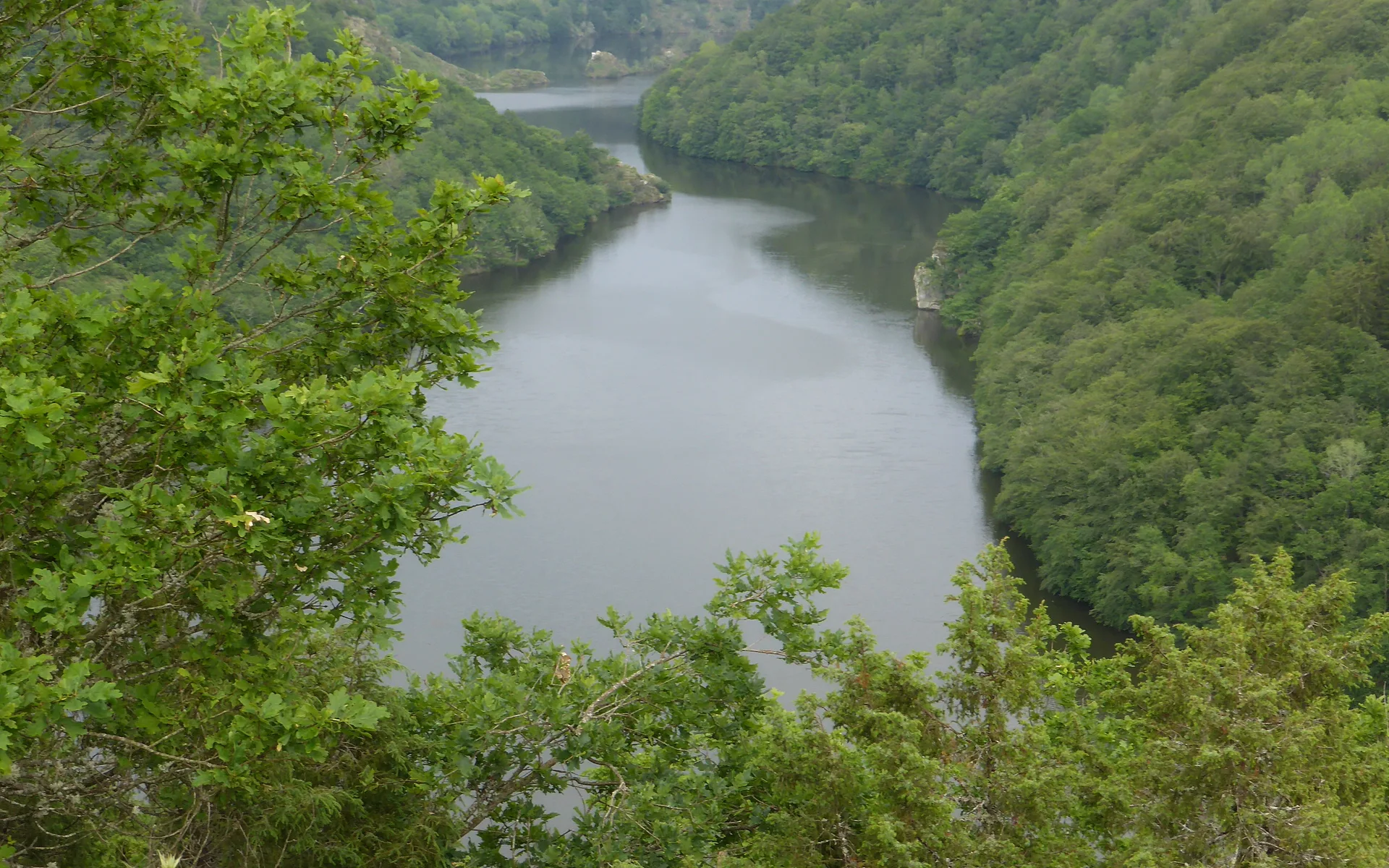 Lac de Sarrans à Thérondels — À 600 m du lac