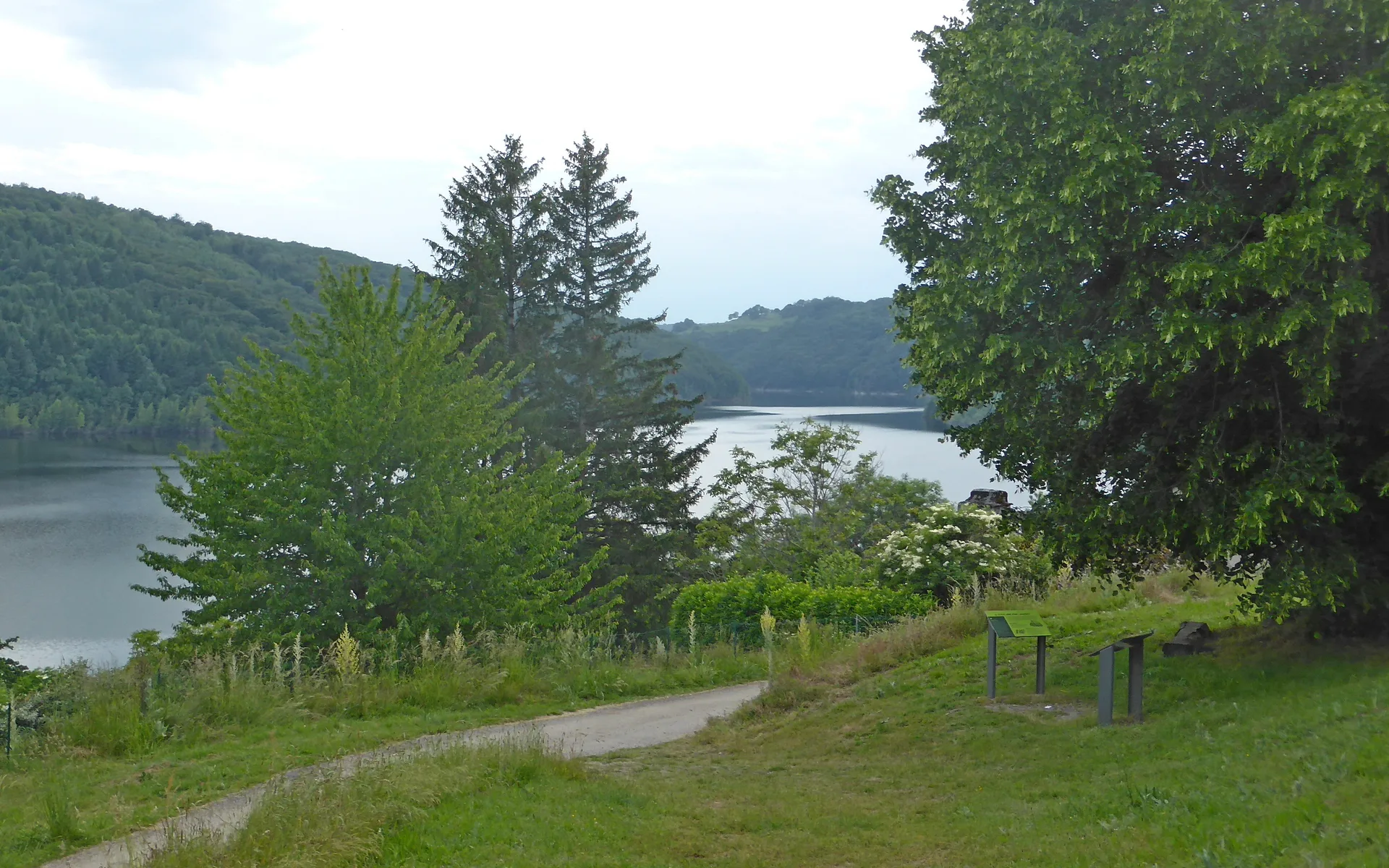 Lac de Sarrans à Thérondels — Sur le lac