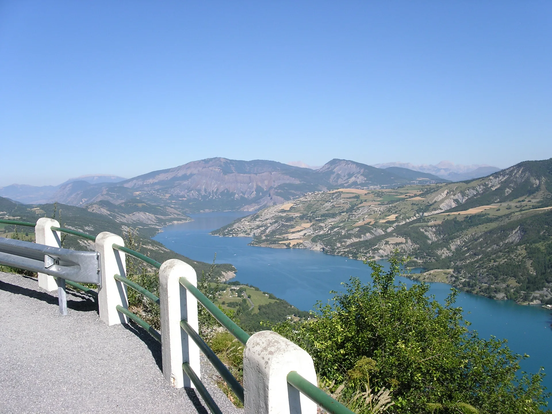 Lac de Serre Poncon à Le Lauzet-Ubaye — À 874 m du lac
