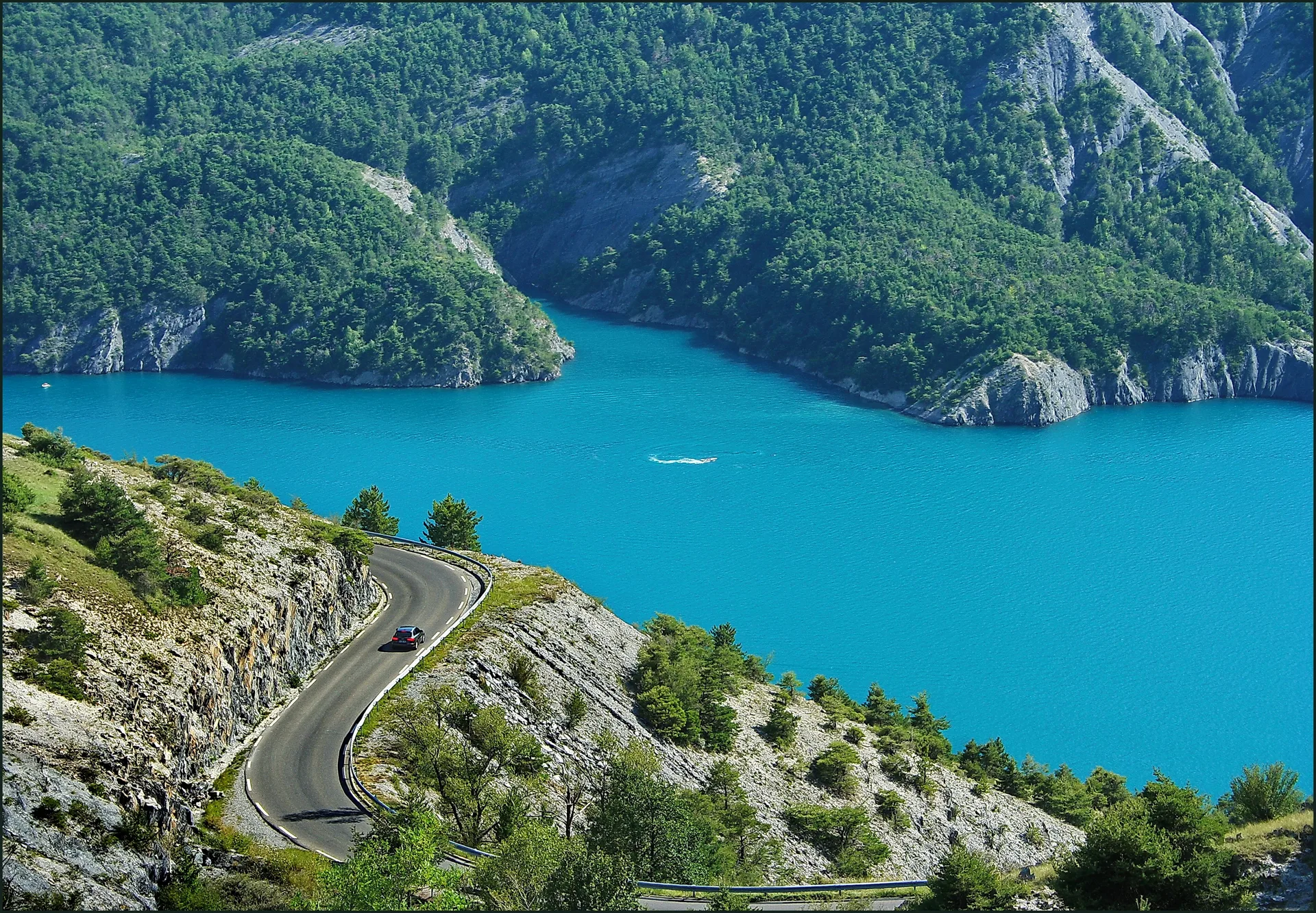 Lac de Serre Poncon à Le Lauzet-Ubaye — À 2,5 km du lac