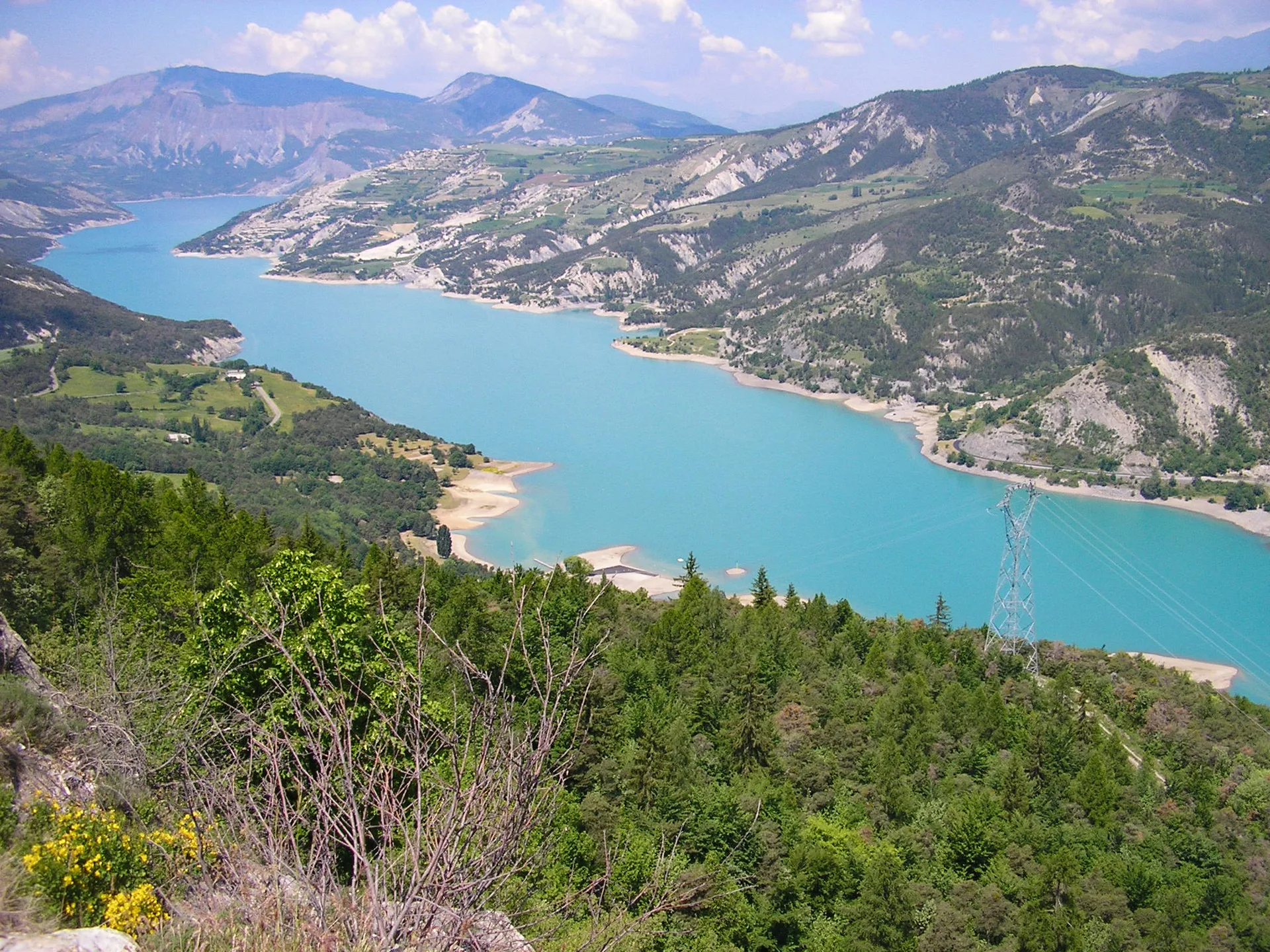 Lac de Serre Poncon à Le Lauzet-Ubaye — À 883 m du lac
