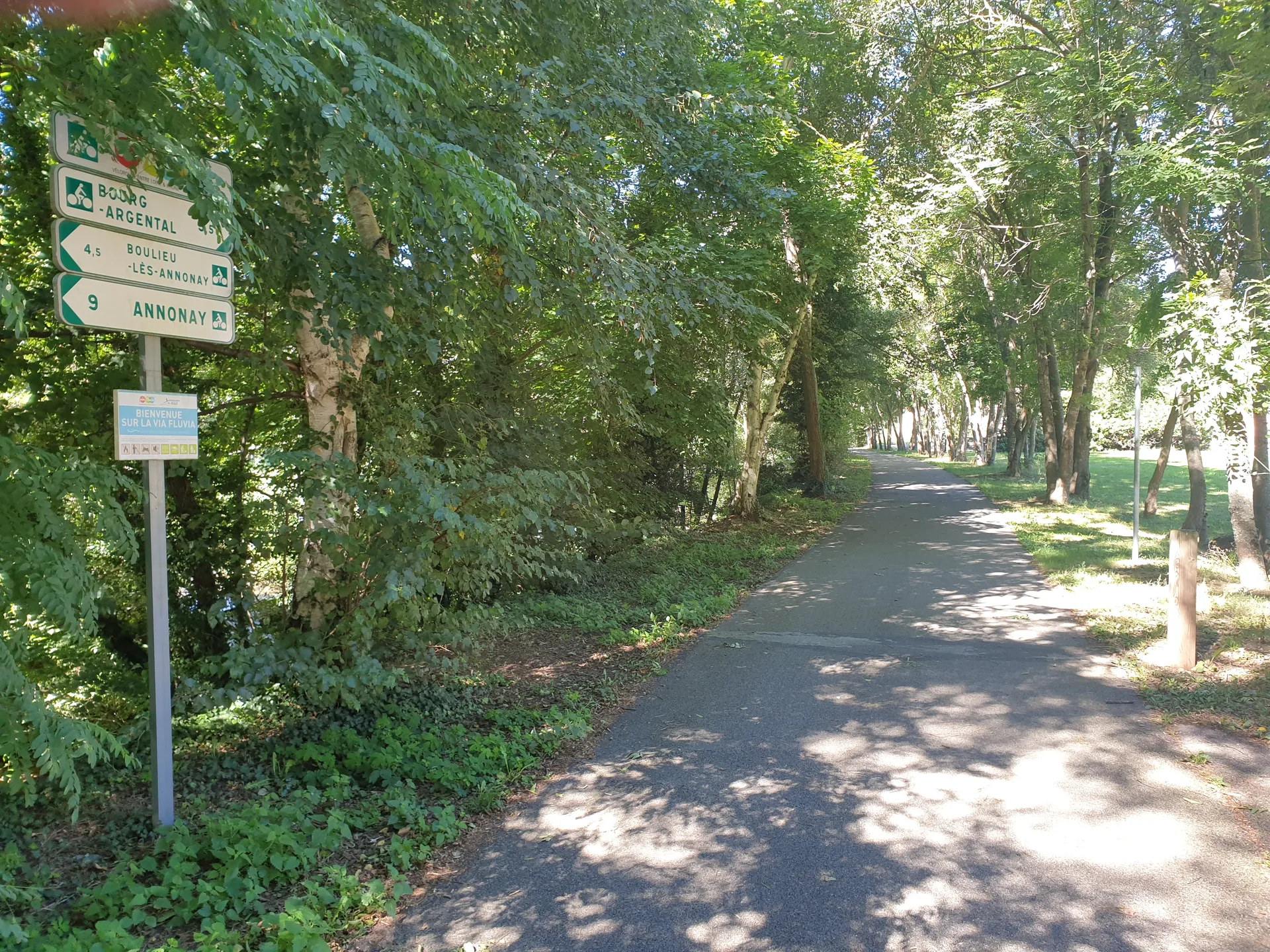 Lac de Ternay à Savas — À 1,8 km du lac