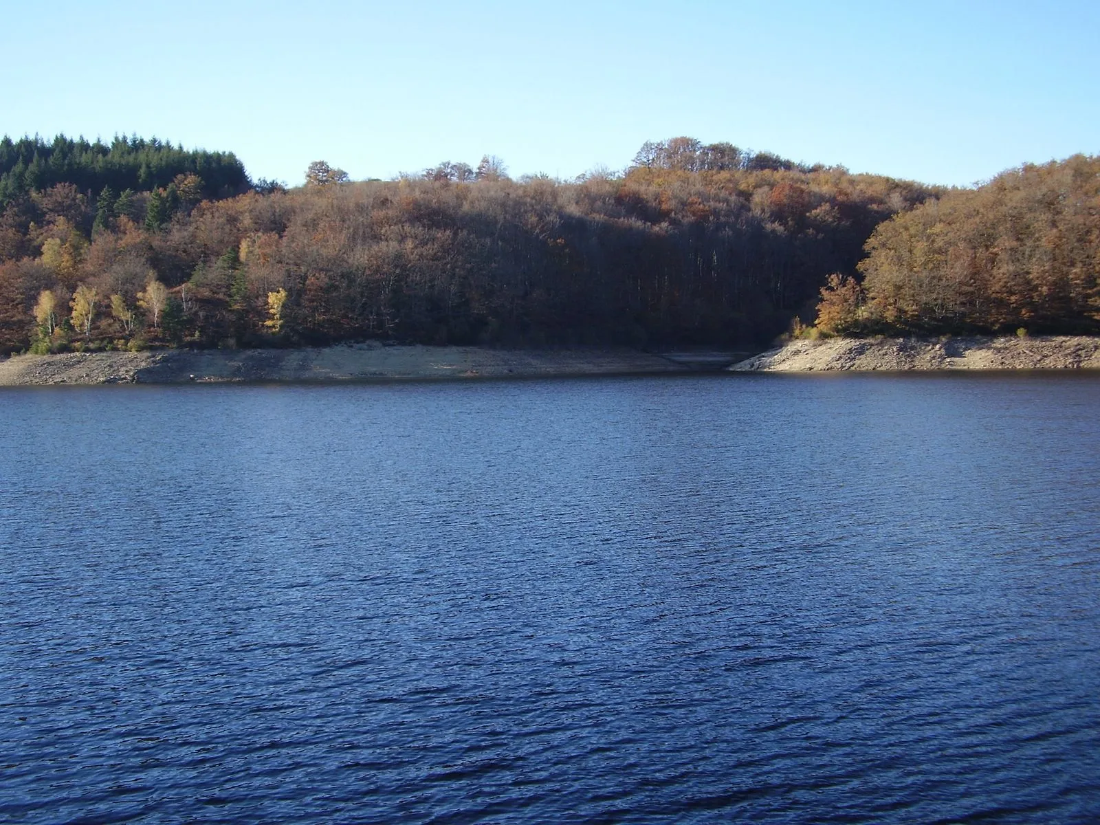 Lac de Touluch à Saint-Amans-des-Cots — À 290 m du lac