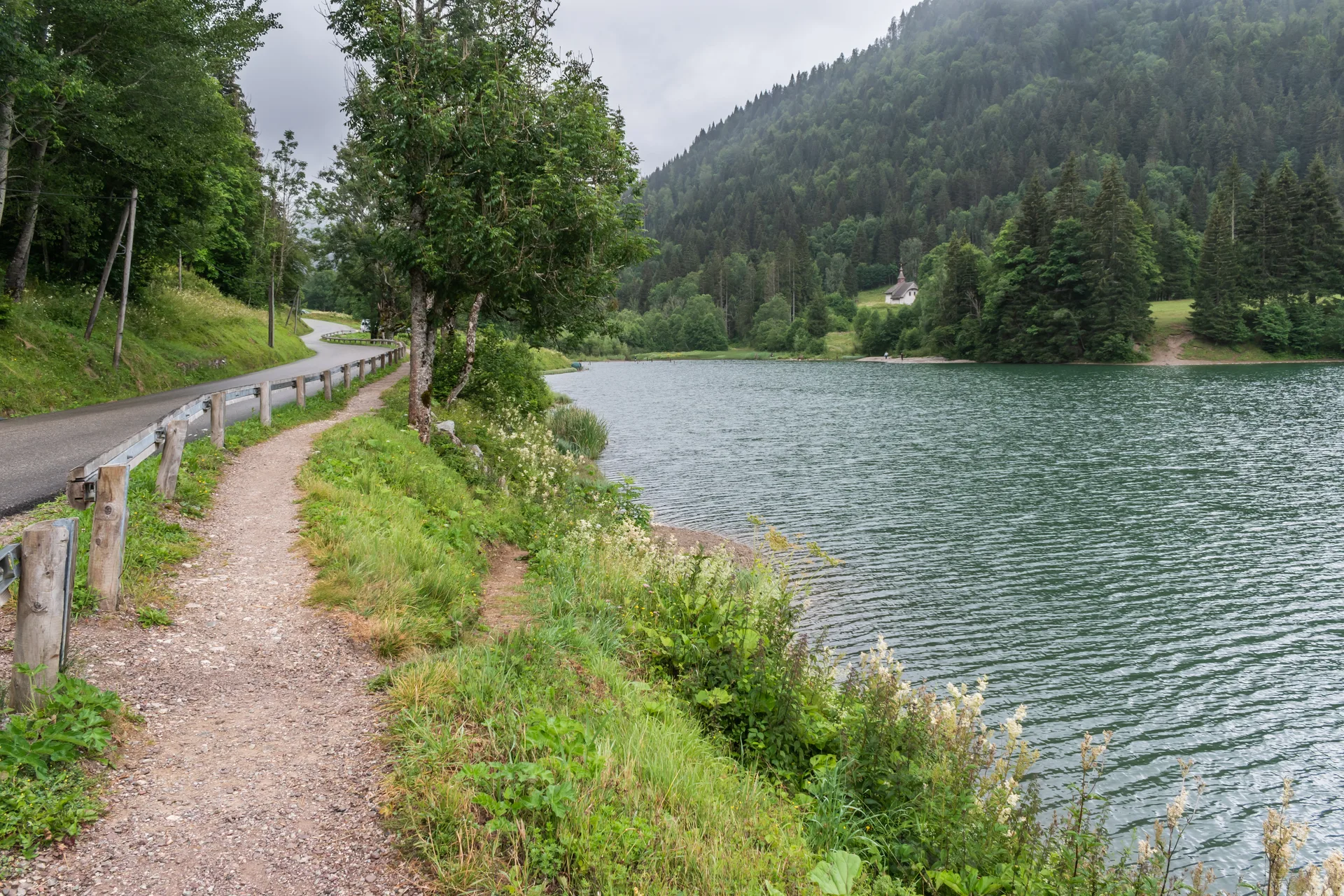 Lac de Vallon à Bellevaux — Sur le lac