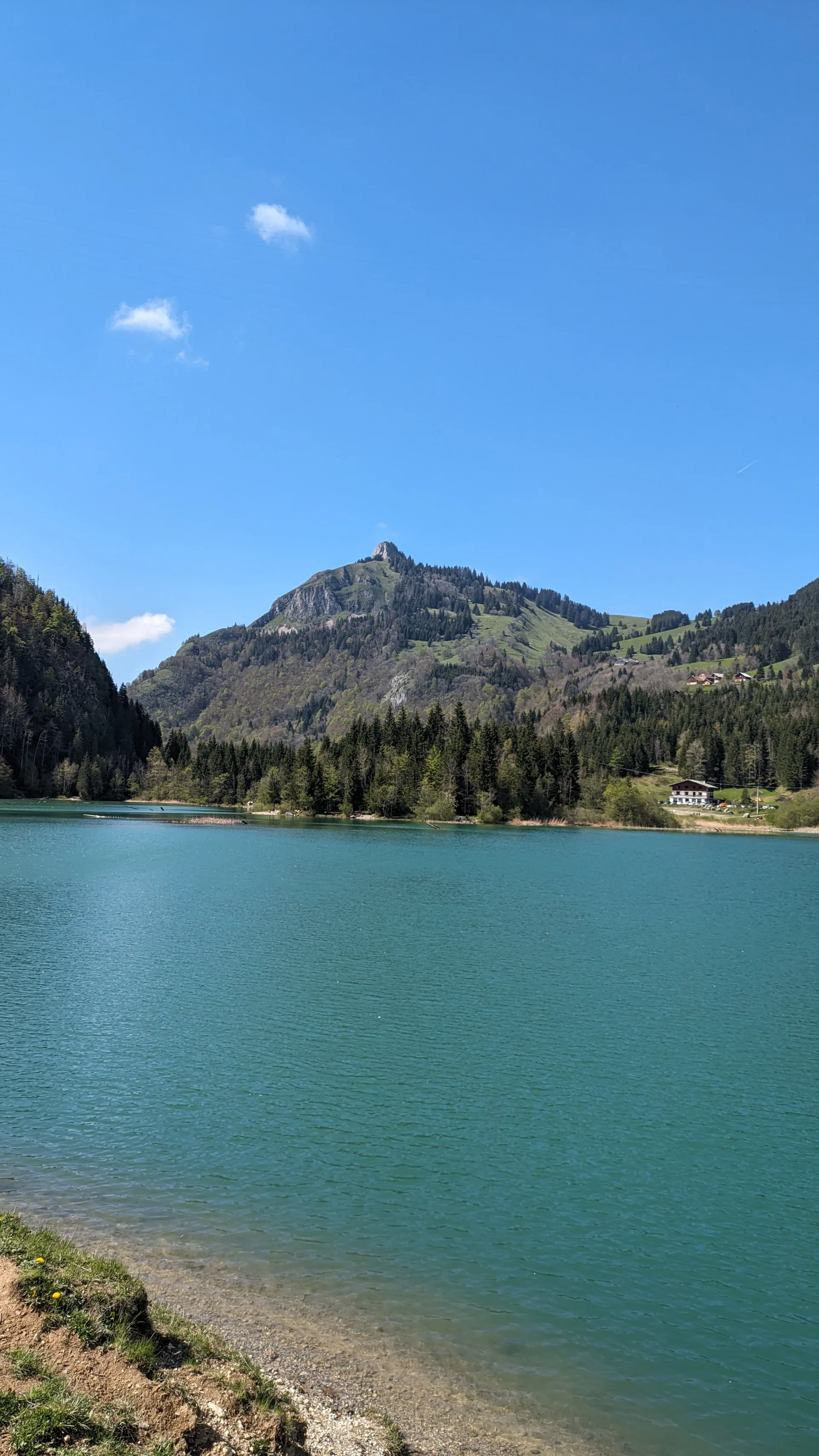 Lac de Vallon à Bellevaux — Sur le lac
