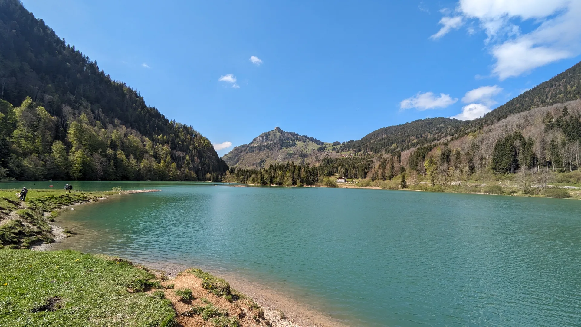 Lac de Vallon à Bellevaux — Sur le lac