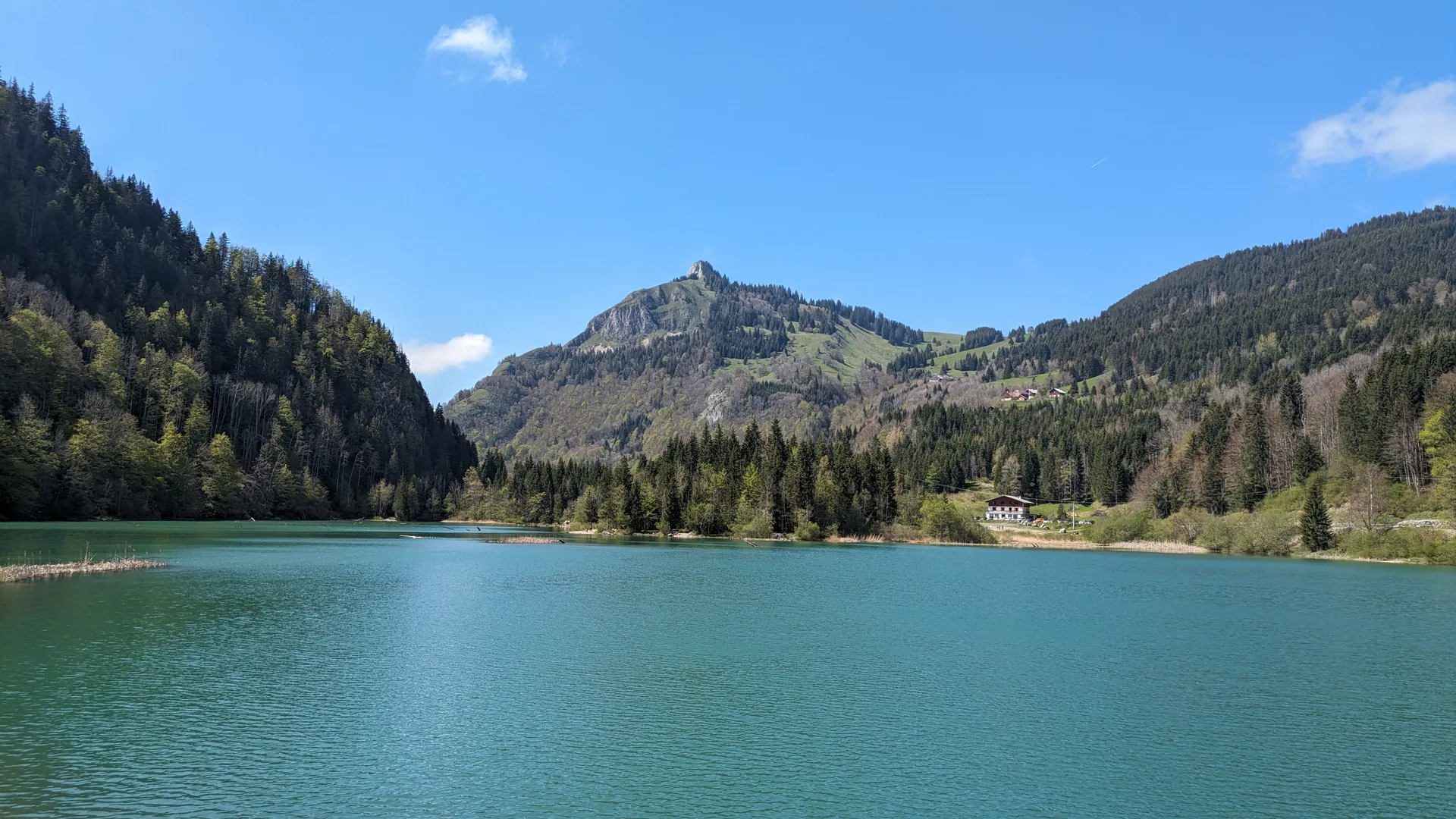 Lac de Vallon à Bellevaux — Sur le lac