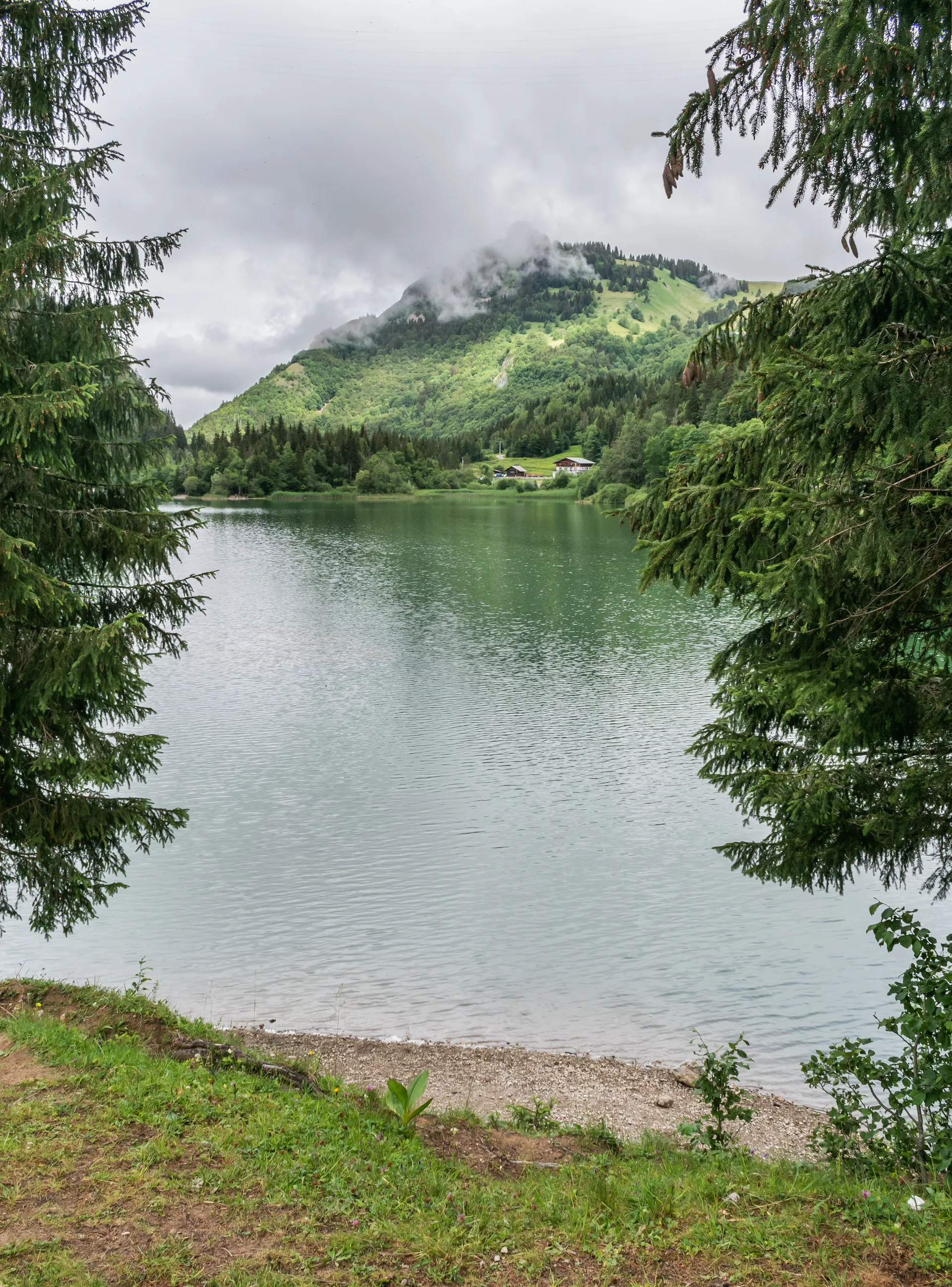 Lac de Vallon à Bellevaux — Sur le lac