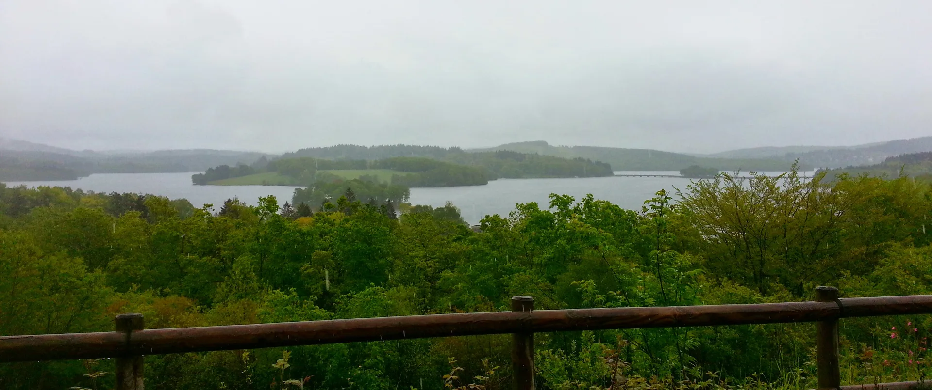 Lac de Vassiviere 02 à Beaumont-du-Lac — À 2,4 km du lac