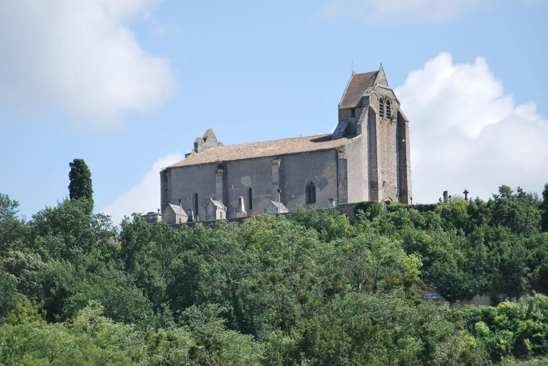 Lac de Verneuil à Saint-Pey-de-Castets — À 1,7 km du lac
