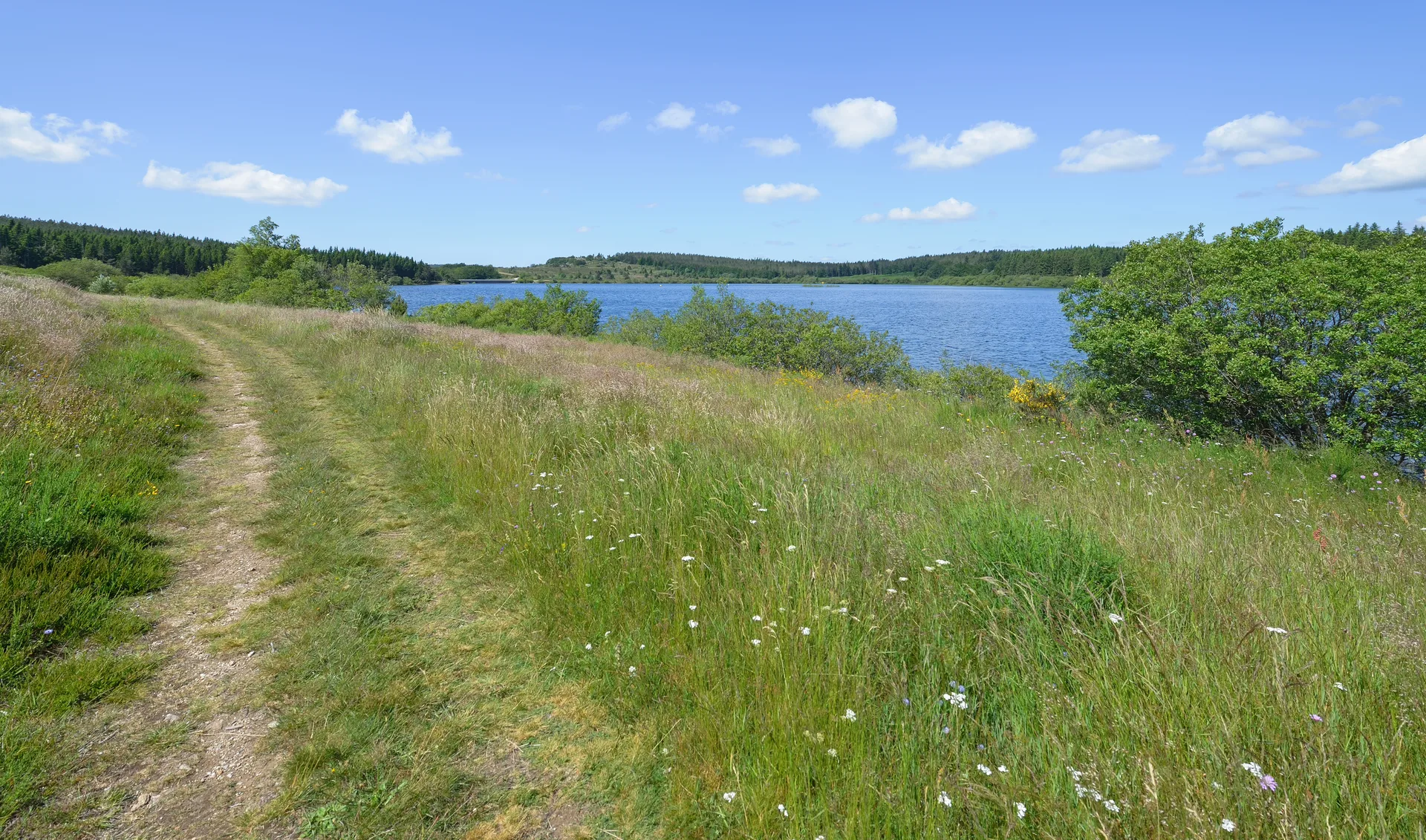 Lac de Vesole à Prémian — Sur le lac