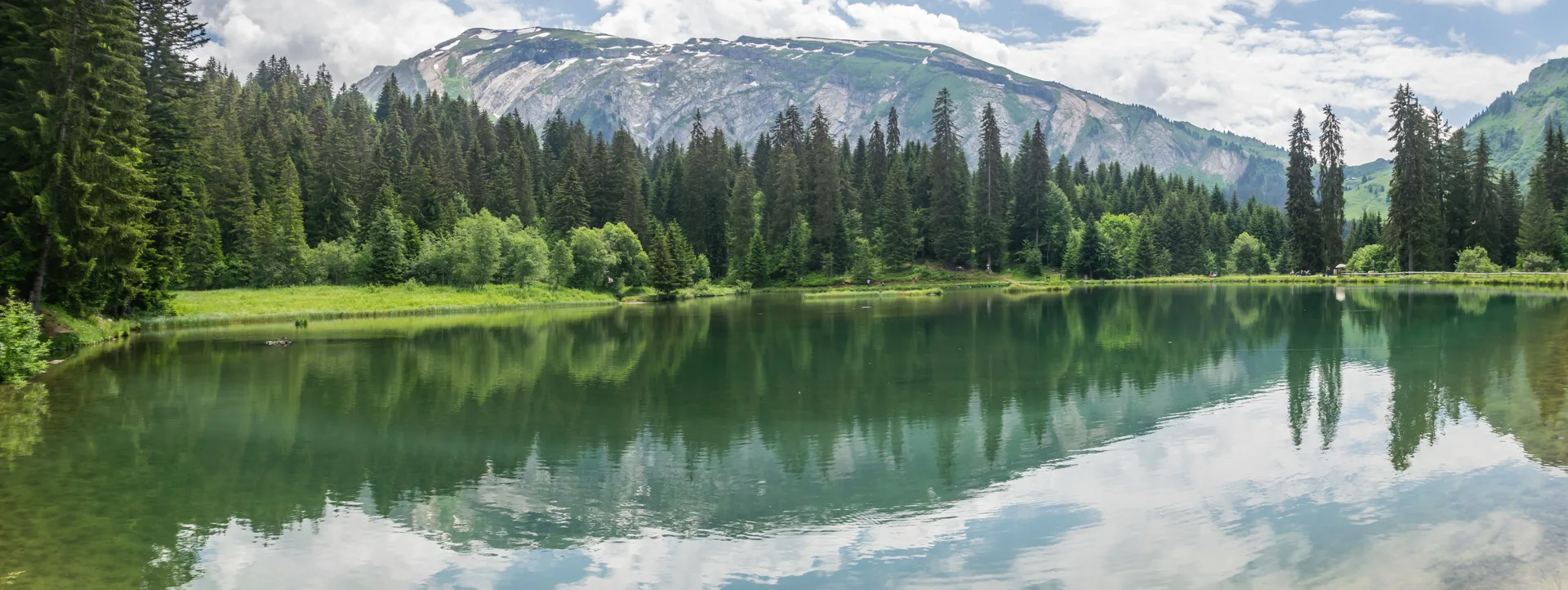 Lac des Mines d'Or à Samoëns — Sur le lac