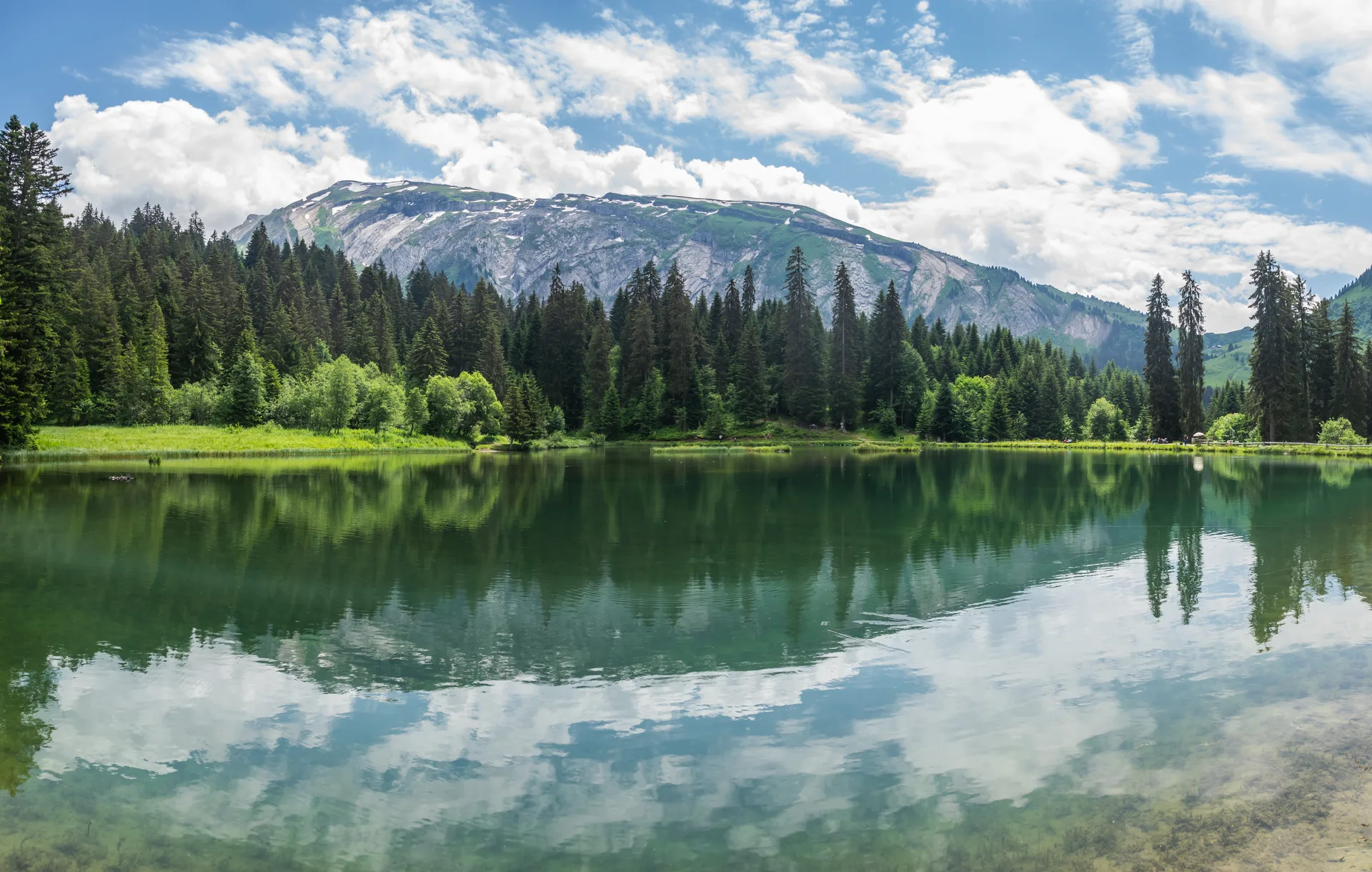 Lac des Mines d'Or à Samoëns — Sur le lac