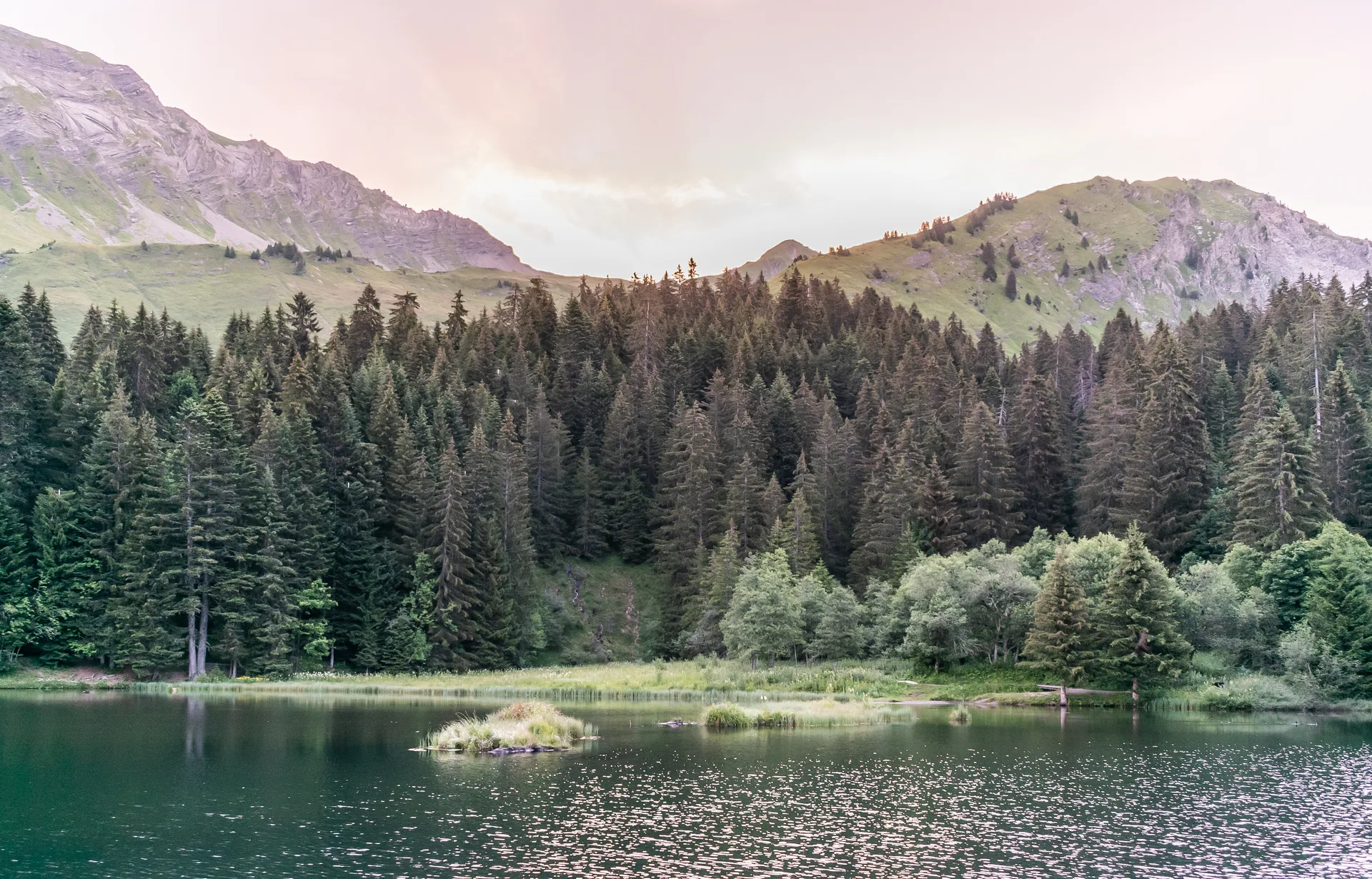 Lac des Mines d'Or à Samoëns — Sur le lac
