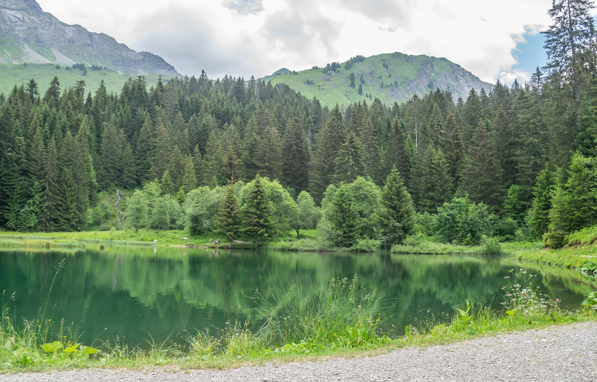 Lac des Mines d'Or à Samoëns — Sur le lac