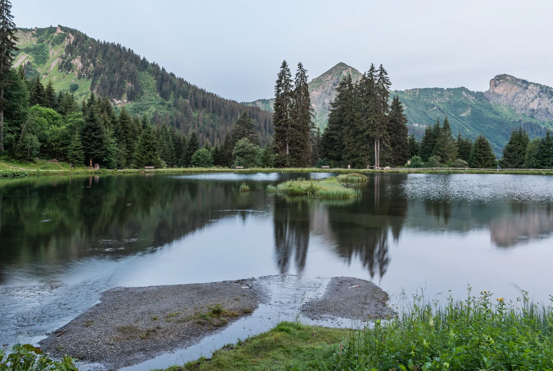 Lac des Mines d'Or à Samoëns — Sur le lac