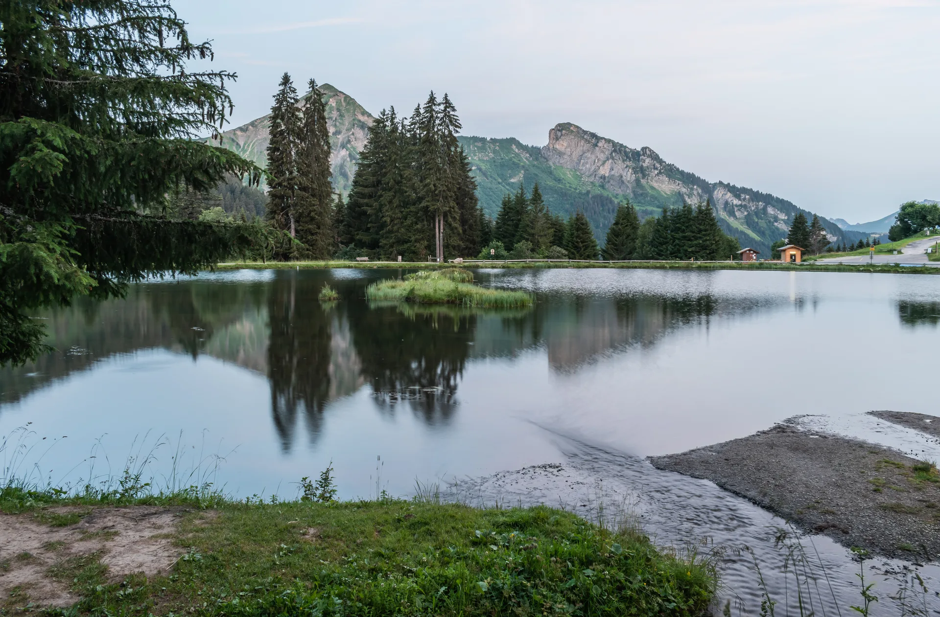 Lac des Mines d'Or à Samoëns — Sur le lac