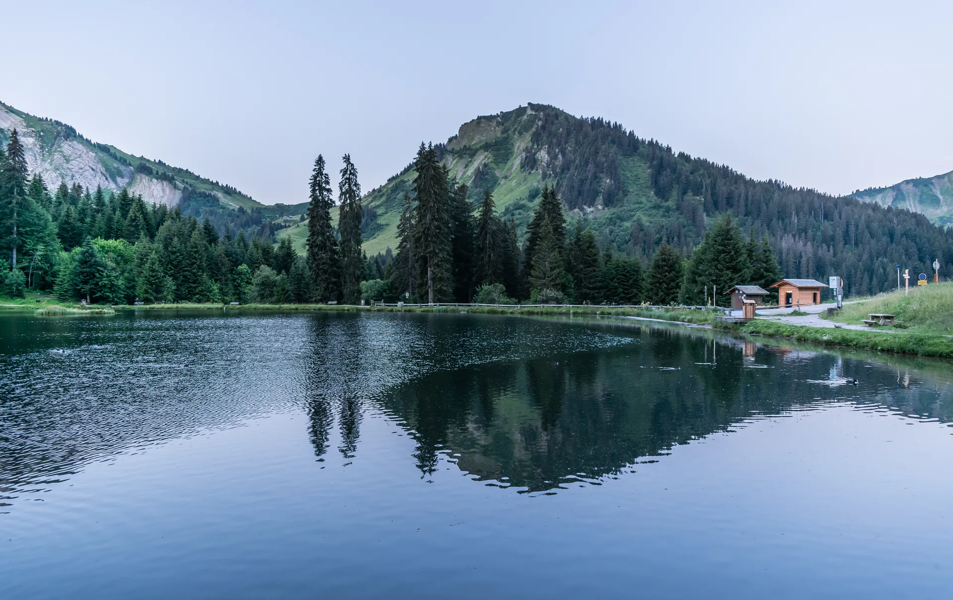 Lac des Mines d'Or à Samoëns — Sur le lac