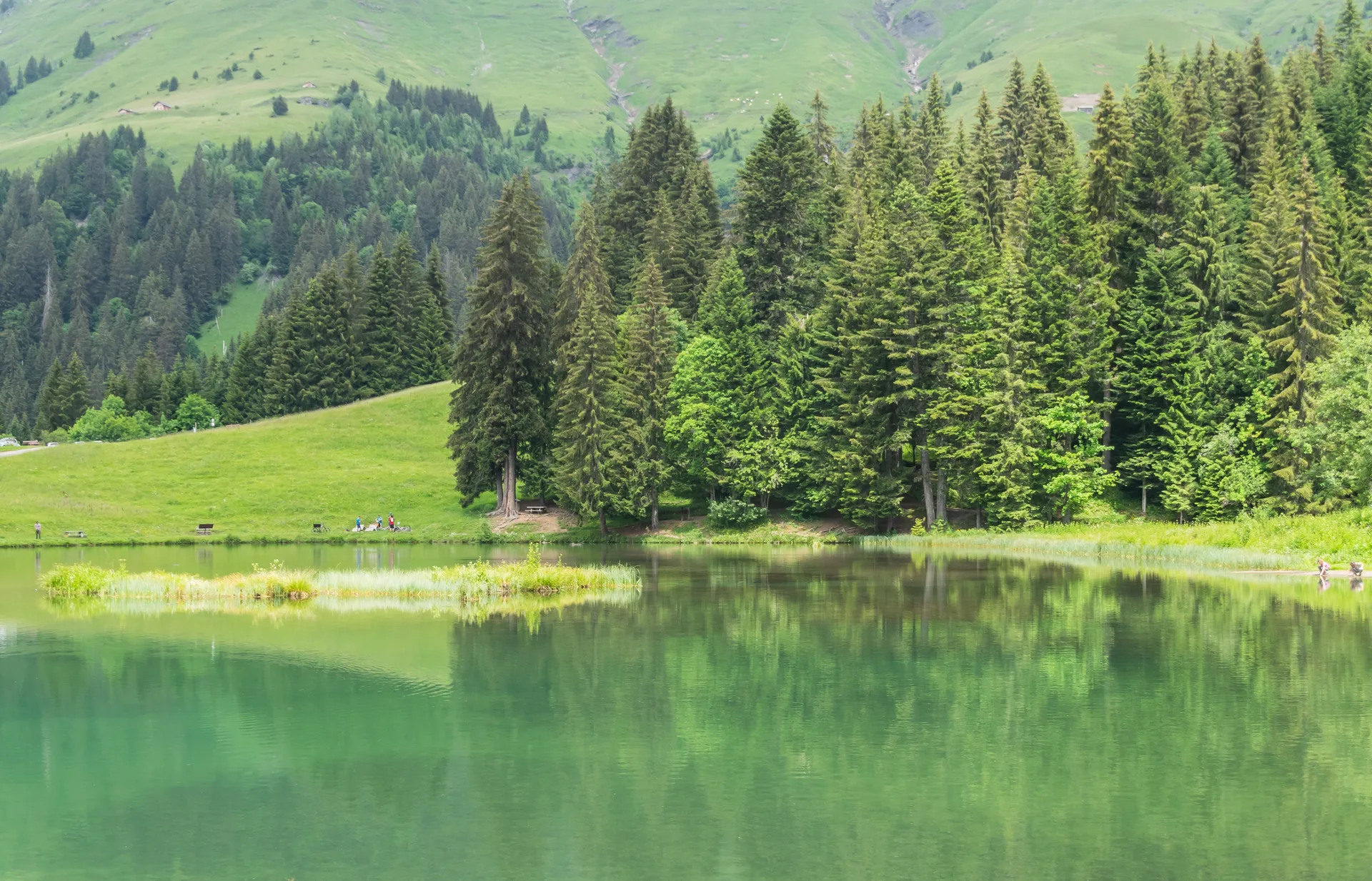 Lac des Mines d'Or à Samoëns — Sur le lac