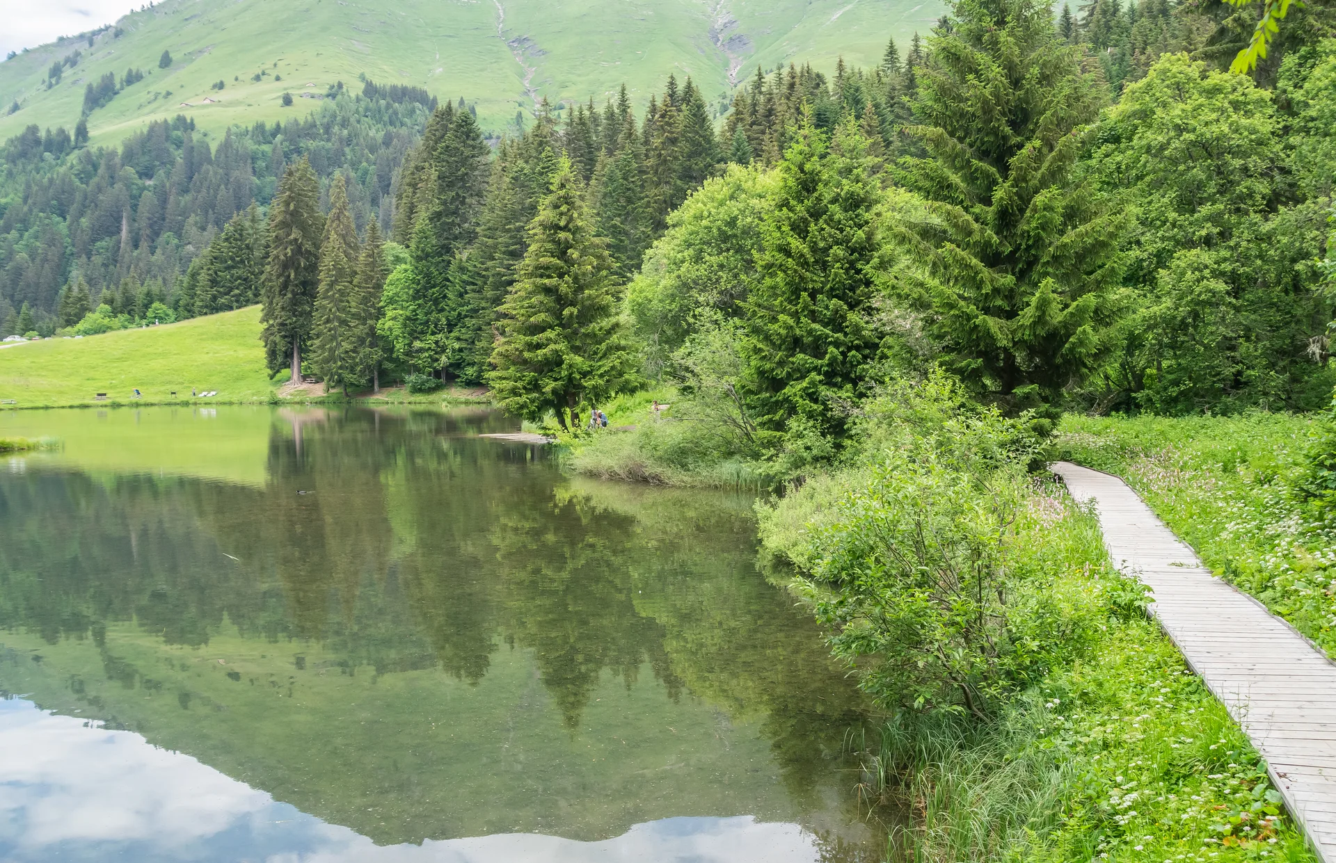 Lac des Mines d'Or à Samoëns — Sur le lac
