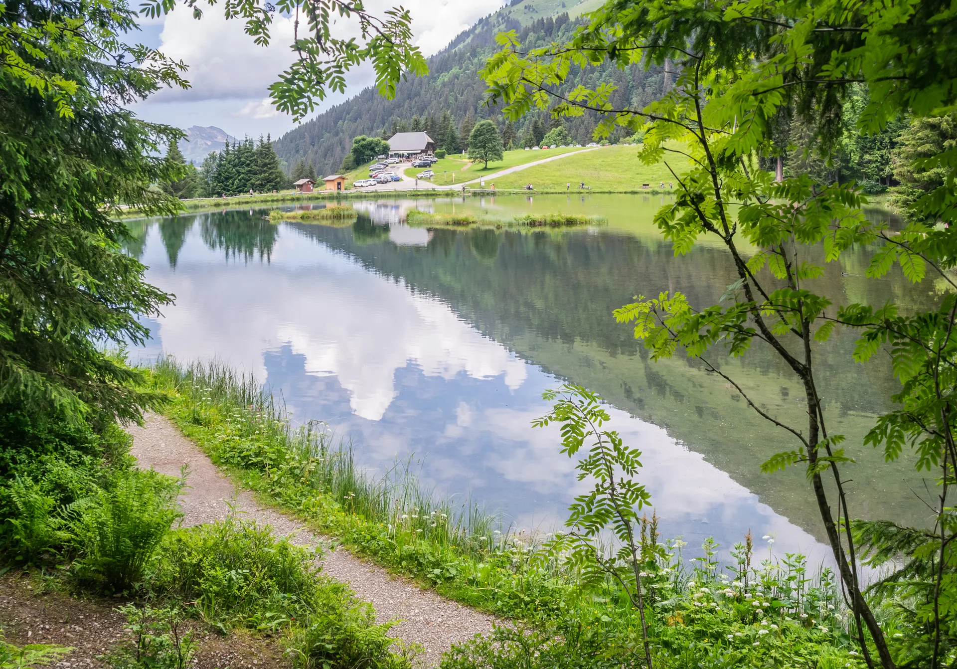 Lac des Mines d'Or à Samoëns — Sur le lac