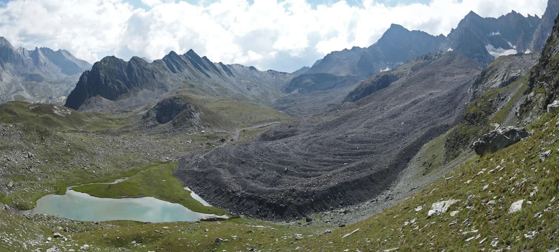 Lac des Neuf Couleurs à Saint-Paul-sur-Ubaye — À 2,7 km du lac