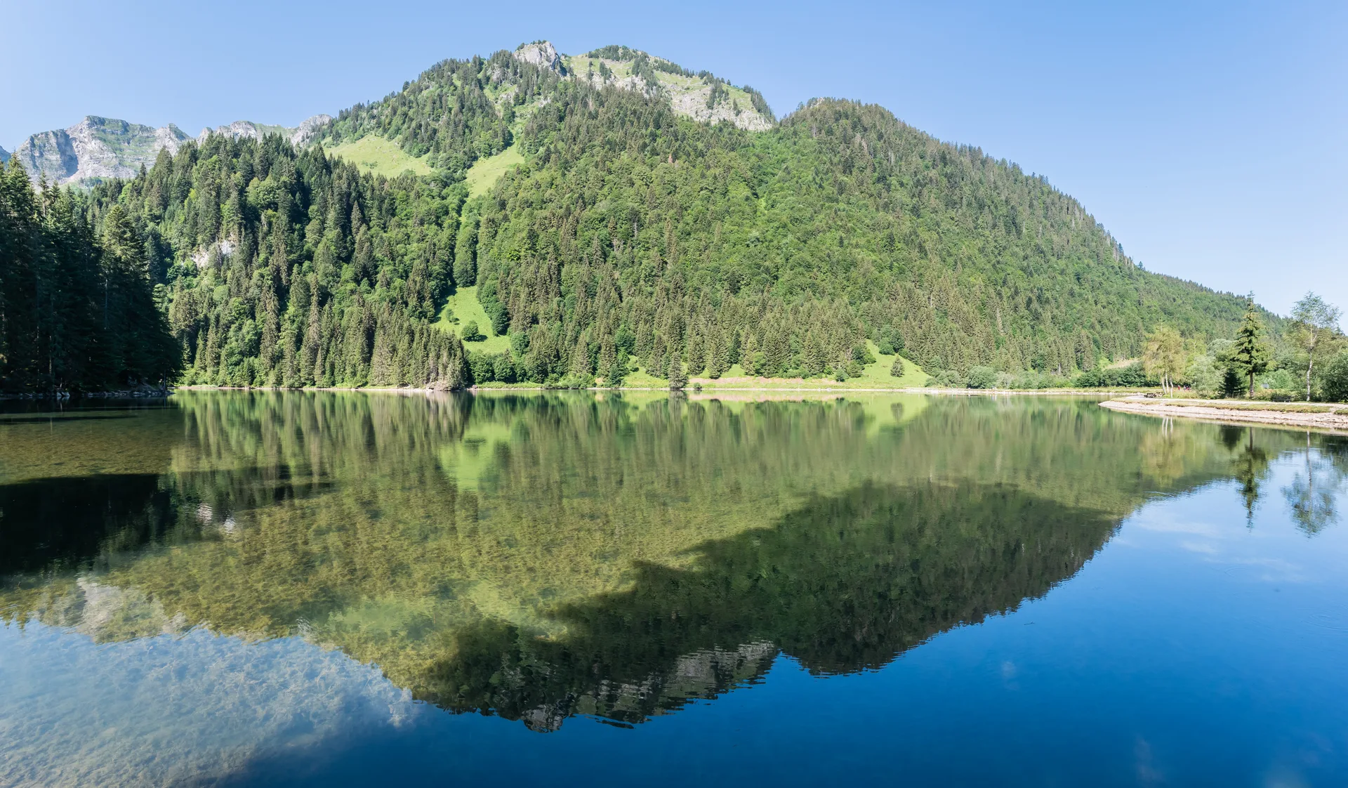 Lac des Plagnes à Abondance — Sur le lac
