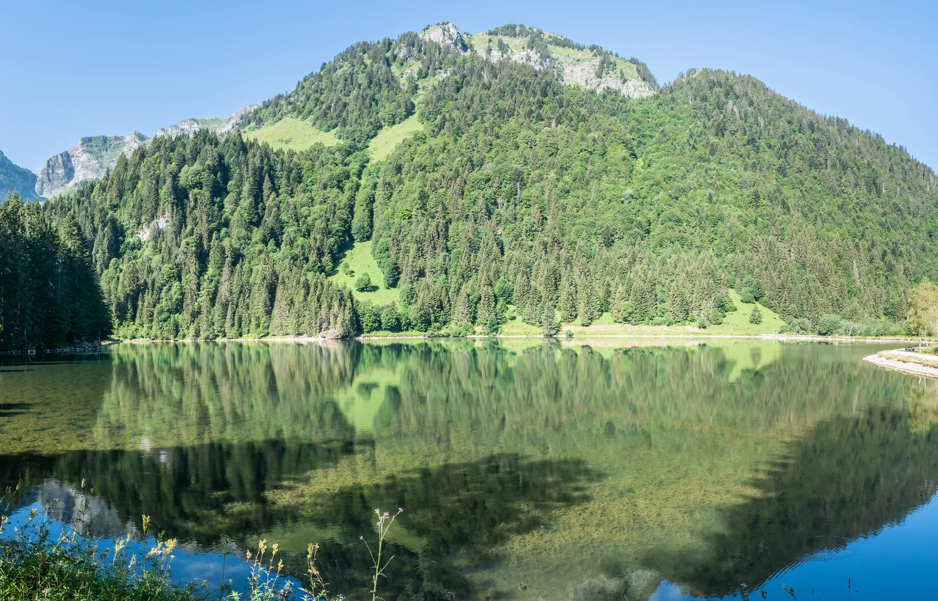 Lac des Plagnes à Abondance — Sur le lac