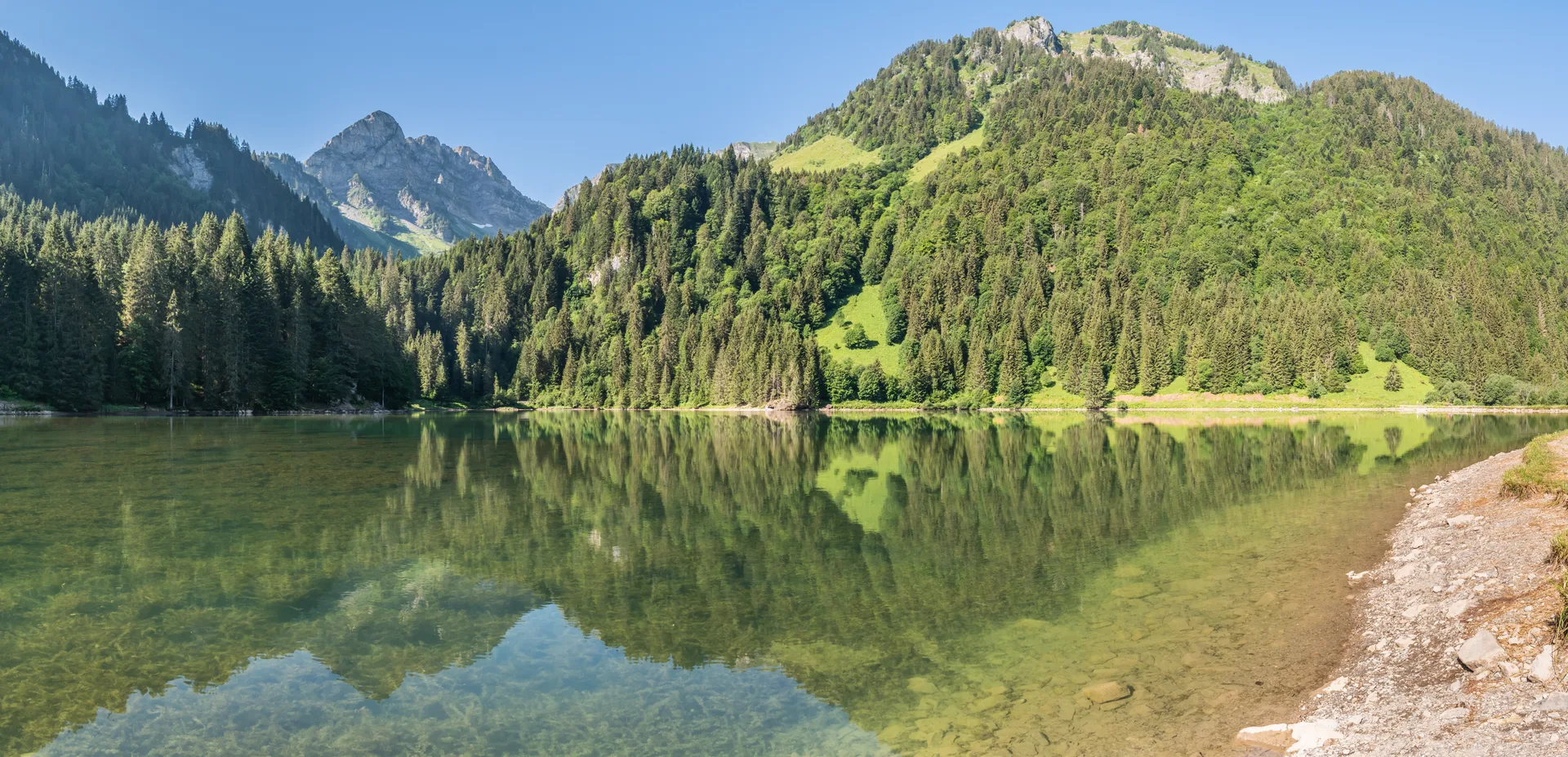 Lac des Plagnes à Abondance — Sur le lac