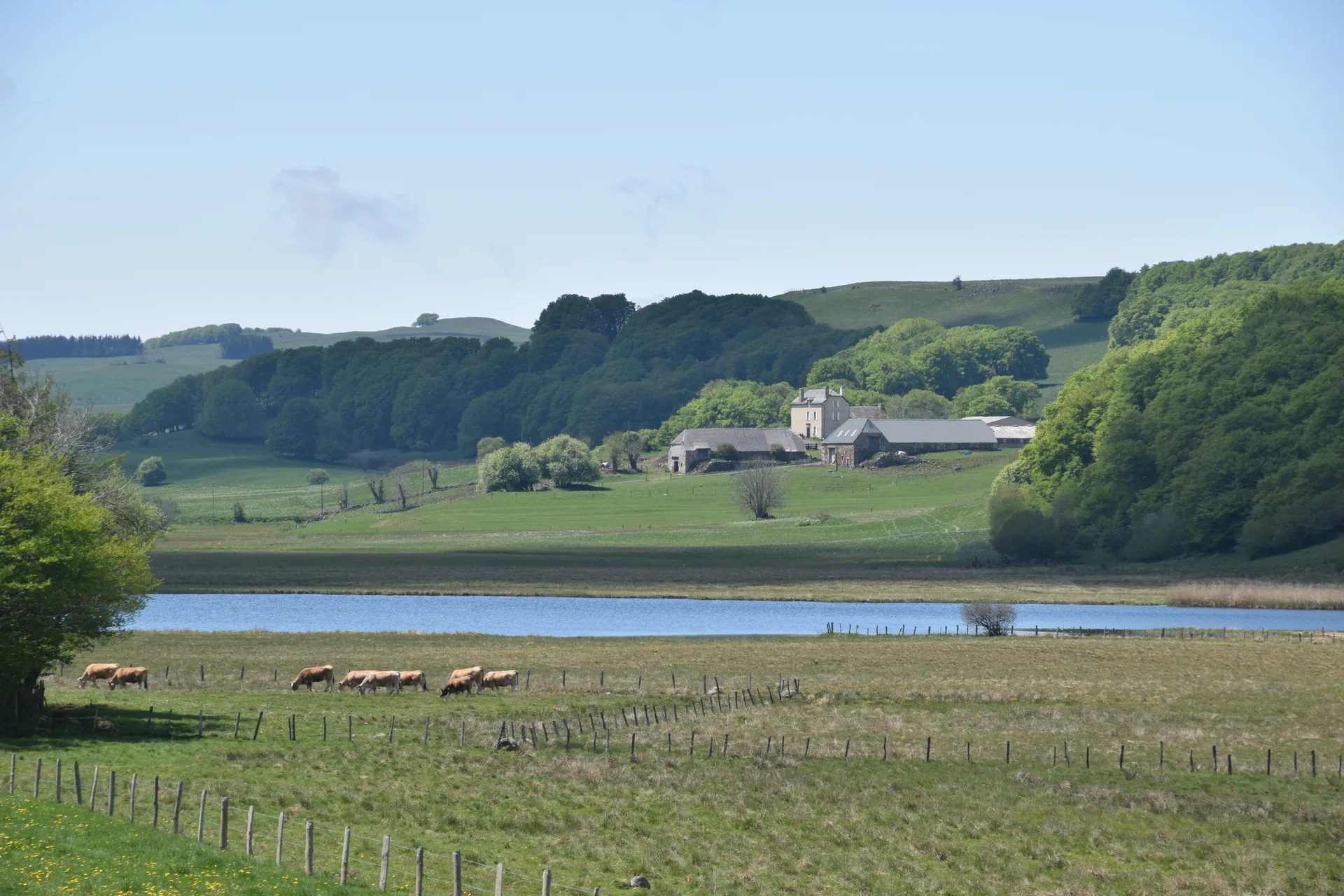 Lac des Salhiens à Nasbinals — À 756 m du lac
