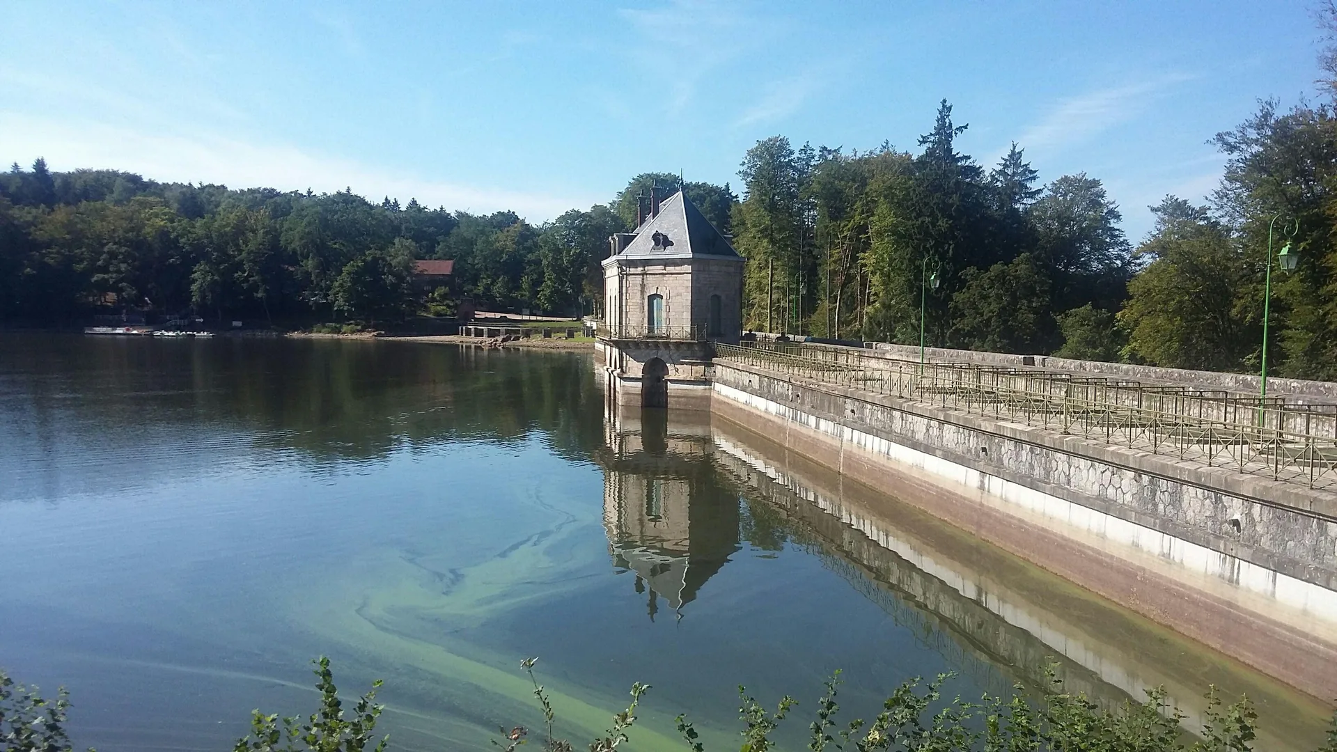 Lac des Settons 02 à Montsauche-les-Settons — À 1,3 km du lac